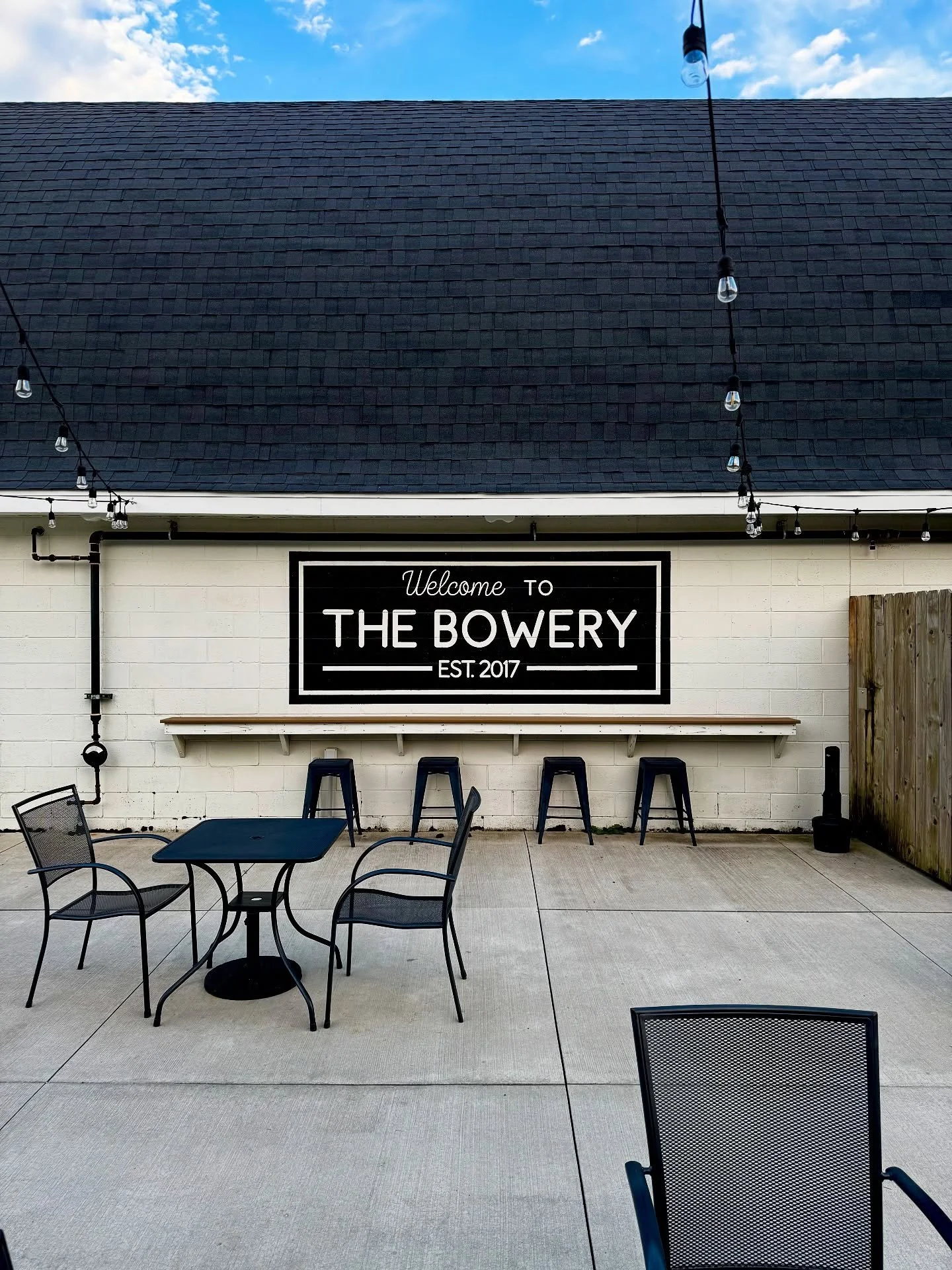 Under the beams, between the lights, and surrounded by laughter &mdash; that&rsquo;s where the magic happens 💫❤️

LOVE this fun venue! - @thebowerybarn