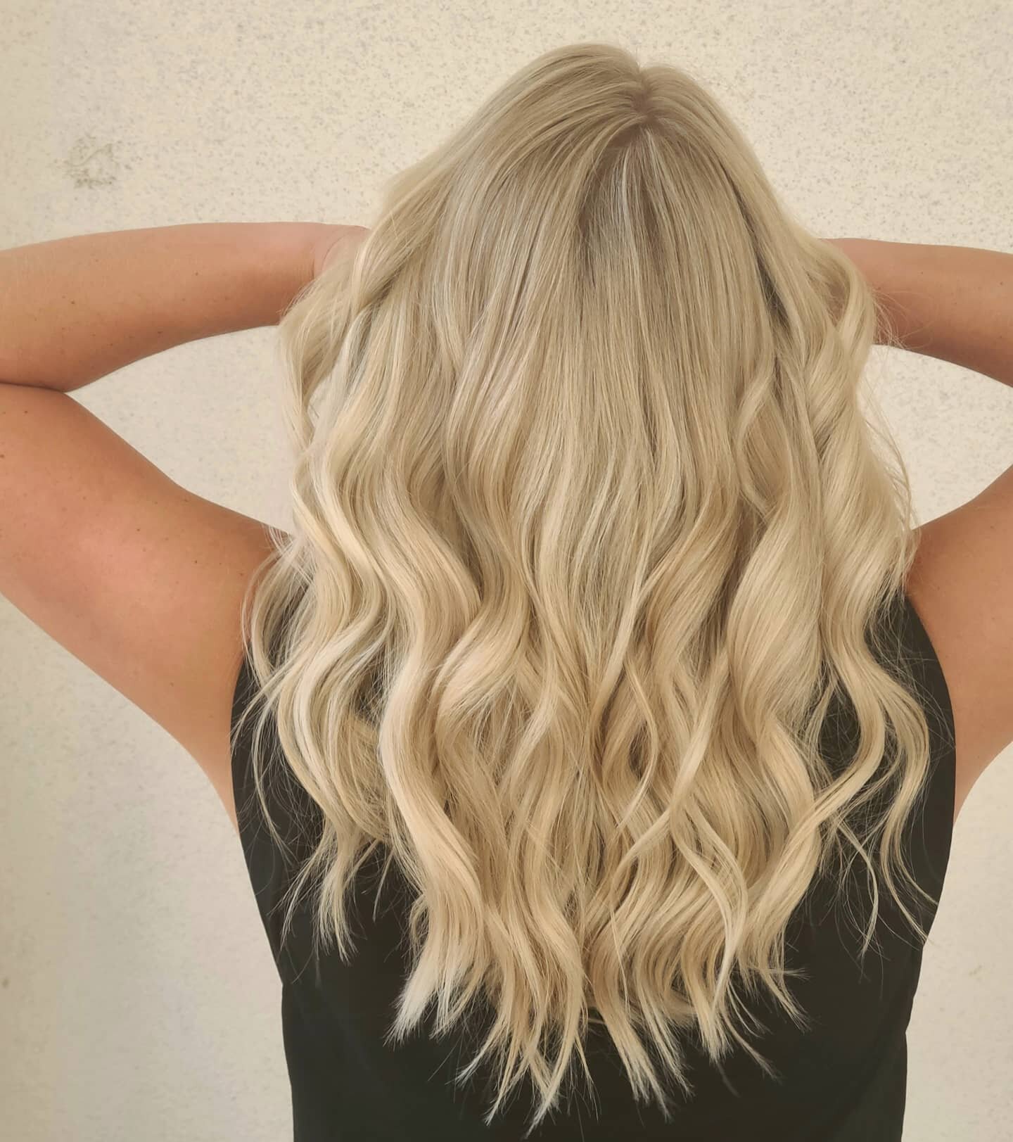 Brightened up this blonde for summer by tipping out her ends in between foils with some balayage 🌞
.
.
.
#summerblonde #blondebalayage #blondehighlights #summerhair #austinsummer #beachyhair #alfaparfusa #alfaparfpeople #wellaprofessional #redkensha