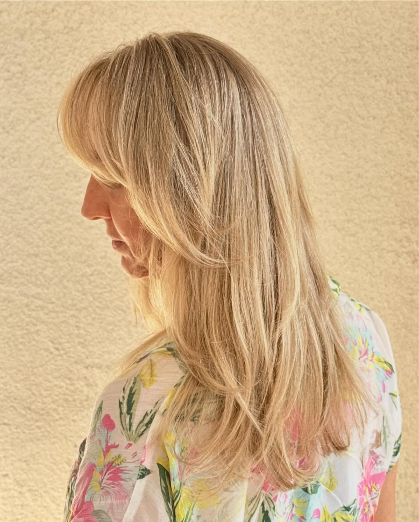 Custom created highlights for a lived in blonde with maximum brightness and low maintenance grow out! Swipe for before #blondehighlights #blondehair #customhaircolor #summerblonde #foilayage #livedinblonde
