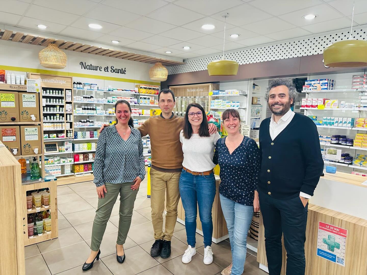 Nouvelle cession du cabinet &agrave; Ambronay (Ain).

Apr&egrave;s 10 ans  aux commandes de la pharmacie d&rsquo;Ambronay, H&eacute;lo&iuml;se Bedoy c&egrave;de sa charmante officine &agrave; Clara Trelon.
Nous remercions l&rsquo;ensemble des acteurs