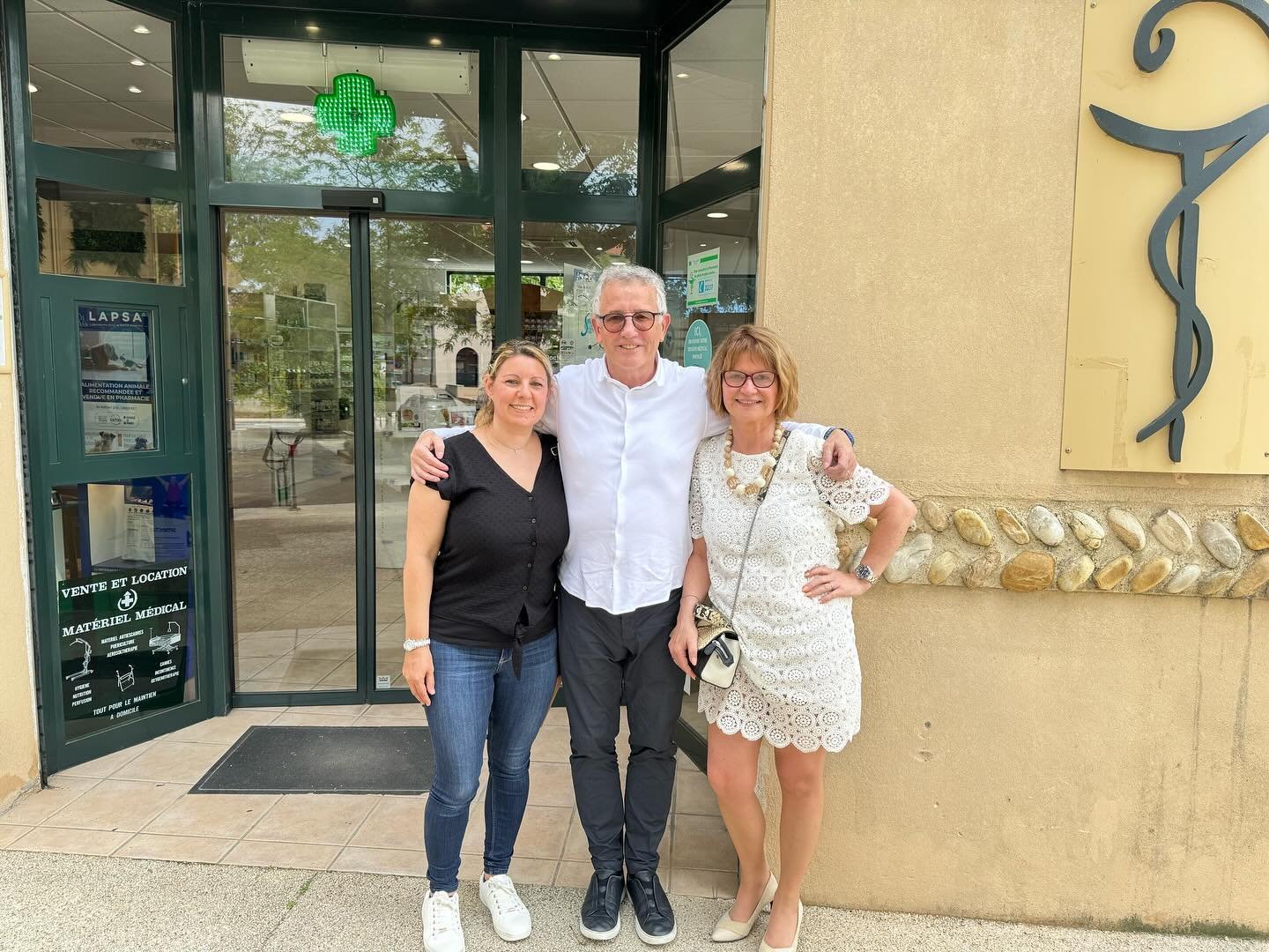 Nouvelle cession &agrave; Solaize:
Francoise Perrot, titulaire de la pharmacie de Solaize depuis 2006 c&egrave;de son officine &agrave; Severine Vernay.
Un grand merci &agrave; Fran&ccedil;oise pour sa fid&eacute;lit&eacute; et sa confiance.
Nous som