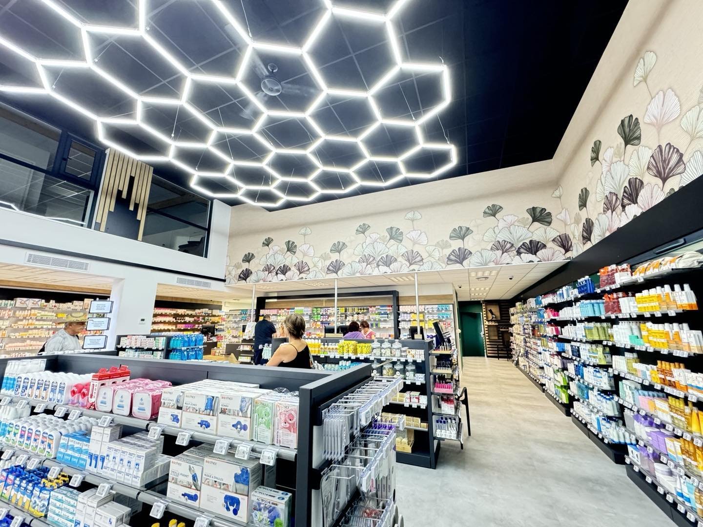 La pharmacie de Maclas vient d&rsquo;int&eacute;grer ses nouveaux locaux.
Toutes nos f&eacute;licitations &agrave; C&eacute;line Berthier &eacute;paul&eacute;e par J&eacute;r&ocirc;me pour ce magnifique transfert.
Un grand bravo &agrave; G&eacute;rar