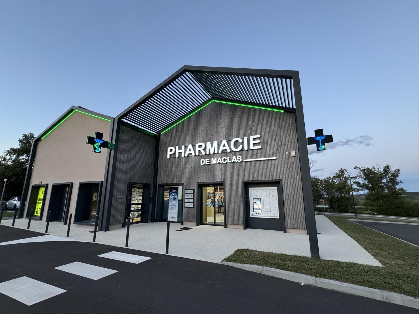 Inauguration de la pharmacie de Maclas le 27 septembre.
Toutes nos f&eacute;licitations &agrave; C&eacute;line et J&eacute;r&ocirc;me Berthier pour ce magnifique transfert.
Un grand merci &agrave; eux pour leur confiance.
#pharmacies #maclas #transfe