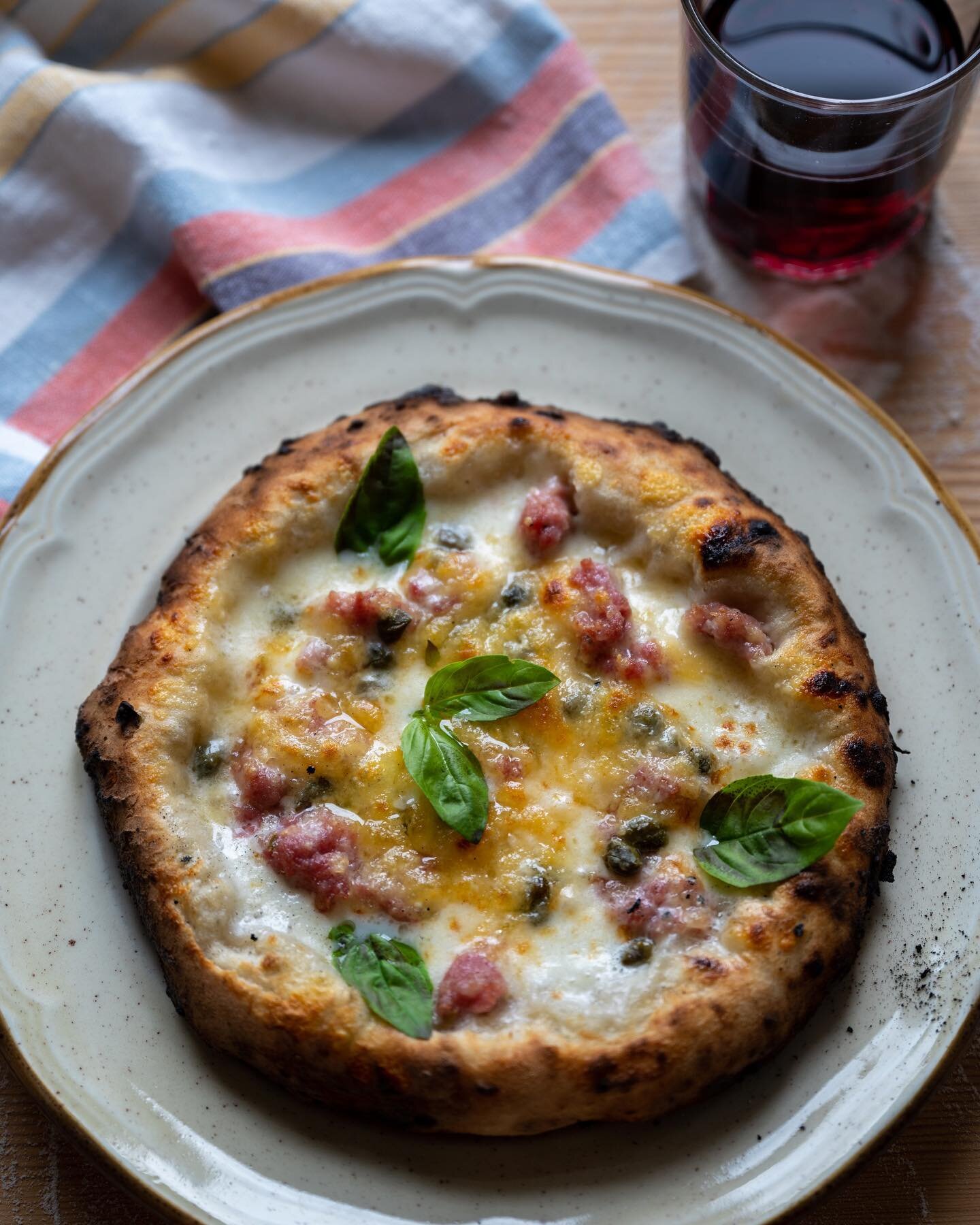 Den b&auml;sta pizzan &auml;r den bakad i vedeldad ugn! Pizza bianca med mozzarella, v&auml;sterbottenost, salsiccia och kapris. S&aring; j&auml;kla gott!
. . .
The best pizza is the one baked in a wood fired oven! Pizza bianca with mozzarella, v&aum