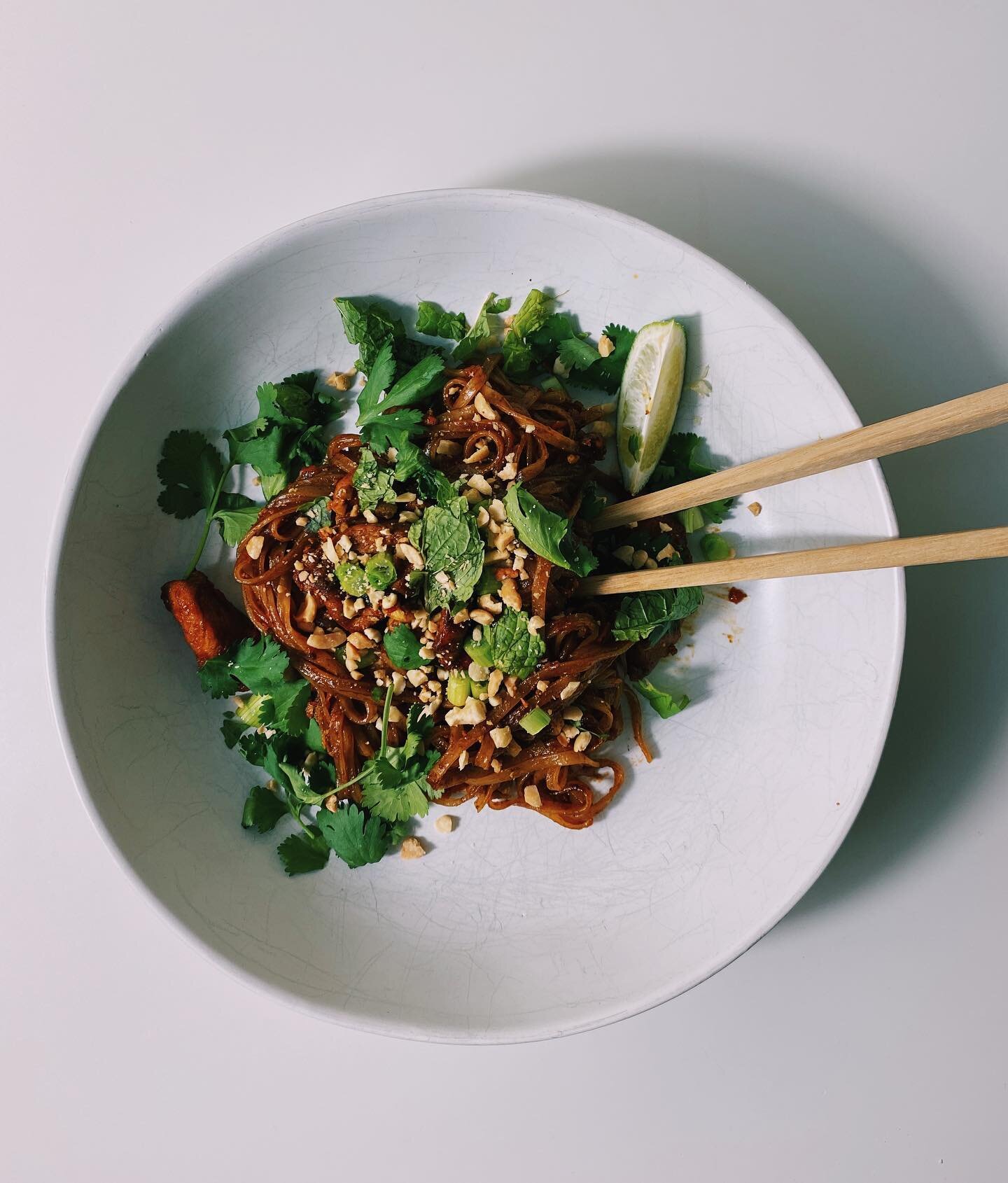 PAD THAI PLS 🥡✨

This sauce recipe is seriously so easy &amp; so good you&rsquo;re gonna want to have it on repeat 🔁 SAVE IT❣️

✨INGREDIENTS✨
&bull; 2 tbsp fish sauce
&bull; 1 tbsp soy sauce
&bull; 2 tbsp brown sugar
&bull; 1 tsp rice vinegar 
&bul