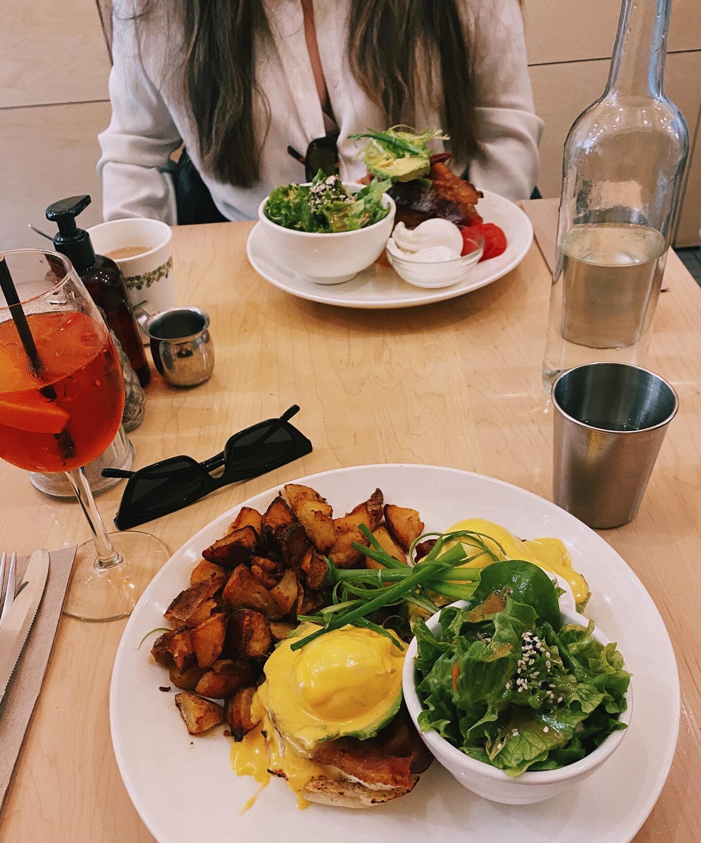 brunch w the best 😇 

had SUCH a lovely time with one of my oldest pals this weekend in TO 🥂 

feeling so refreshed &amp; recharged after catching up 🔋 but also if your friends aren&rsquo;t constantly rooting for your happiness &amp; success, find