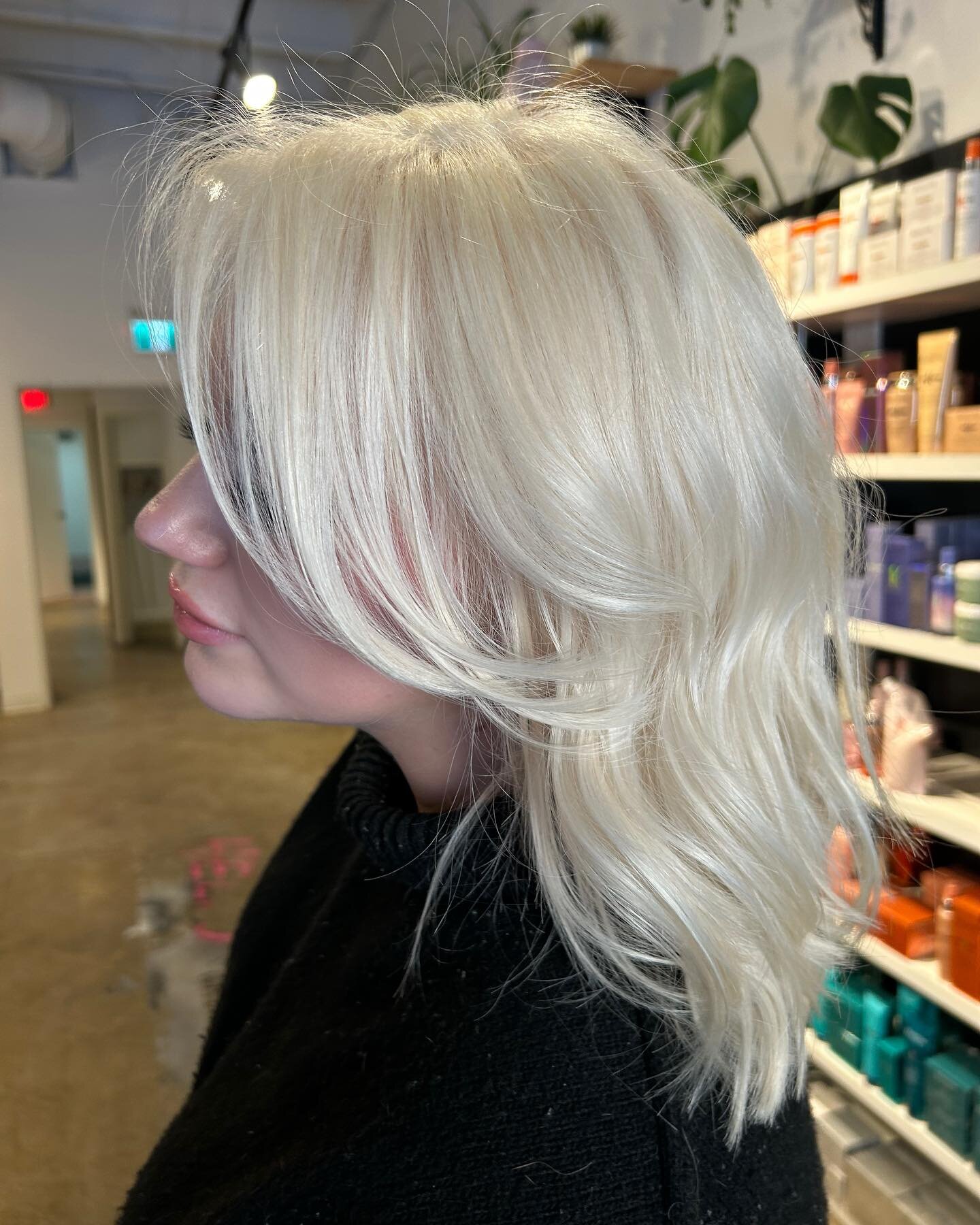 No Toner Needed For This Creamy Blonde?!🤫🤍

@brianna._.layne always works her magic on our girl @micah.alex and the results NEVER disappoint!

there was no toner used this time because of how perfect her hair looked post bleach &amp; @kerastase_off