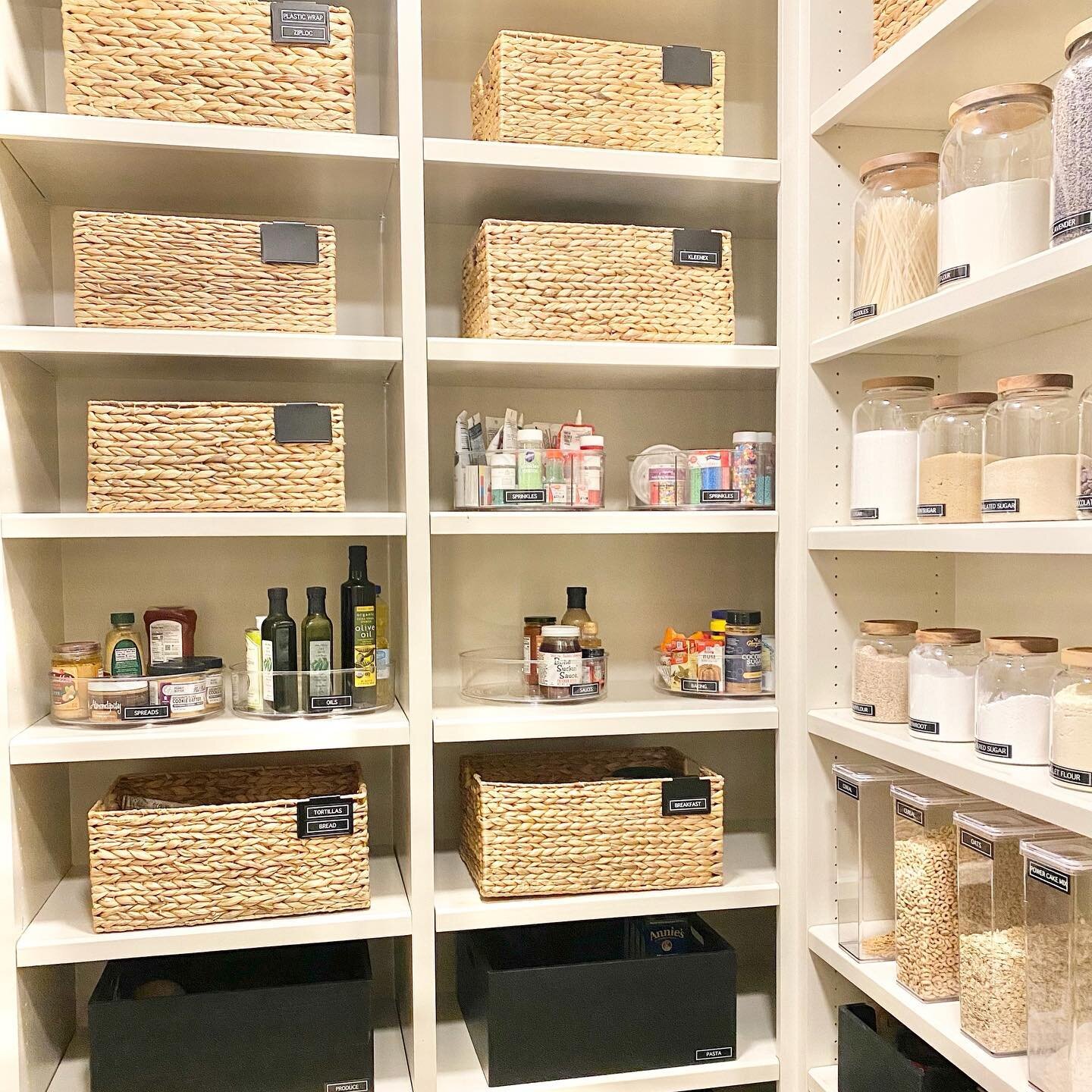 𝖨 𝗍𝗁𝗂𝗇𝗄 𝙤𝙡𝙞𝙫𝙚 𝗒𝗈𝗎&hellip;🫒 
 

This pantry was an absolute dream to transform. @thecontainerstore helped make it all come together! 🛍