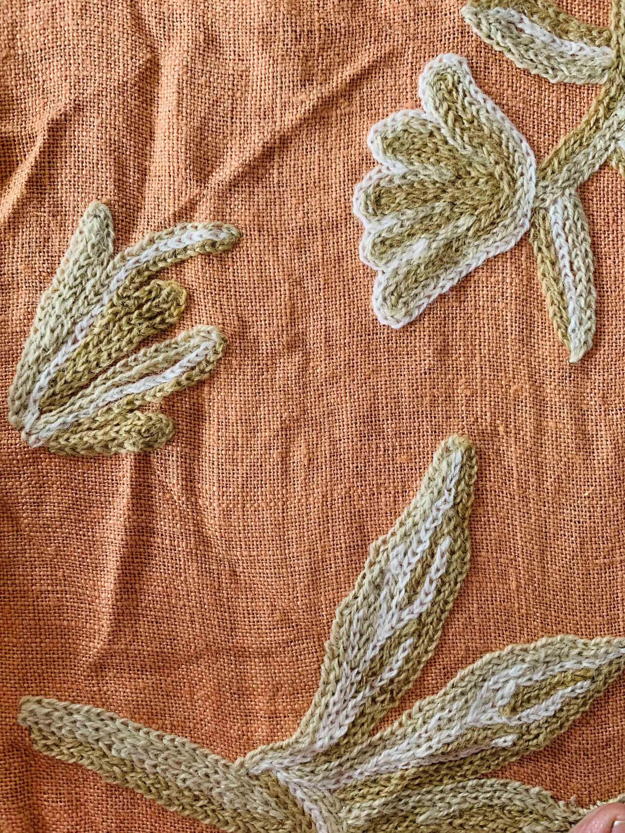 Beige Flowers on Peach Crushed Linen — Floraison