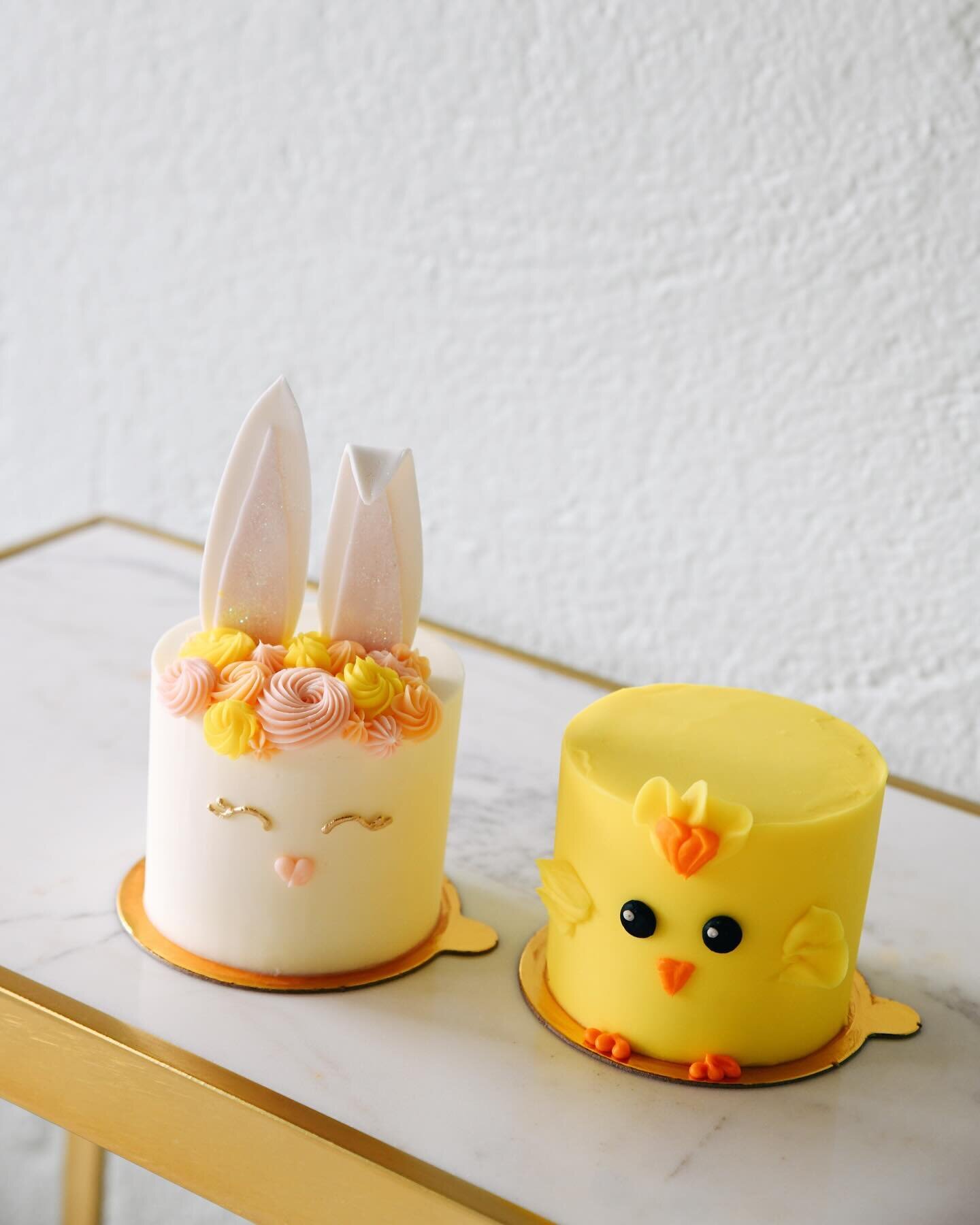 🐰🍰Make Easter dessert a piece of cake with all these adorable options! 🐣See our full Easter Menu at the link in our Bio. Place your pre-orders by emailing us at orders@sweetpetiteskc.com