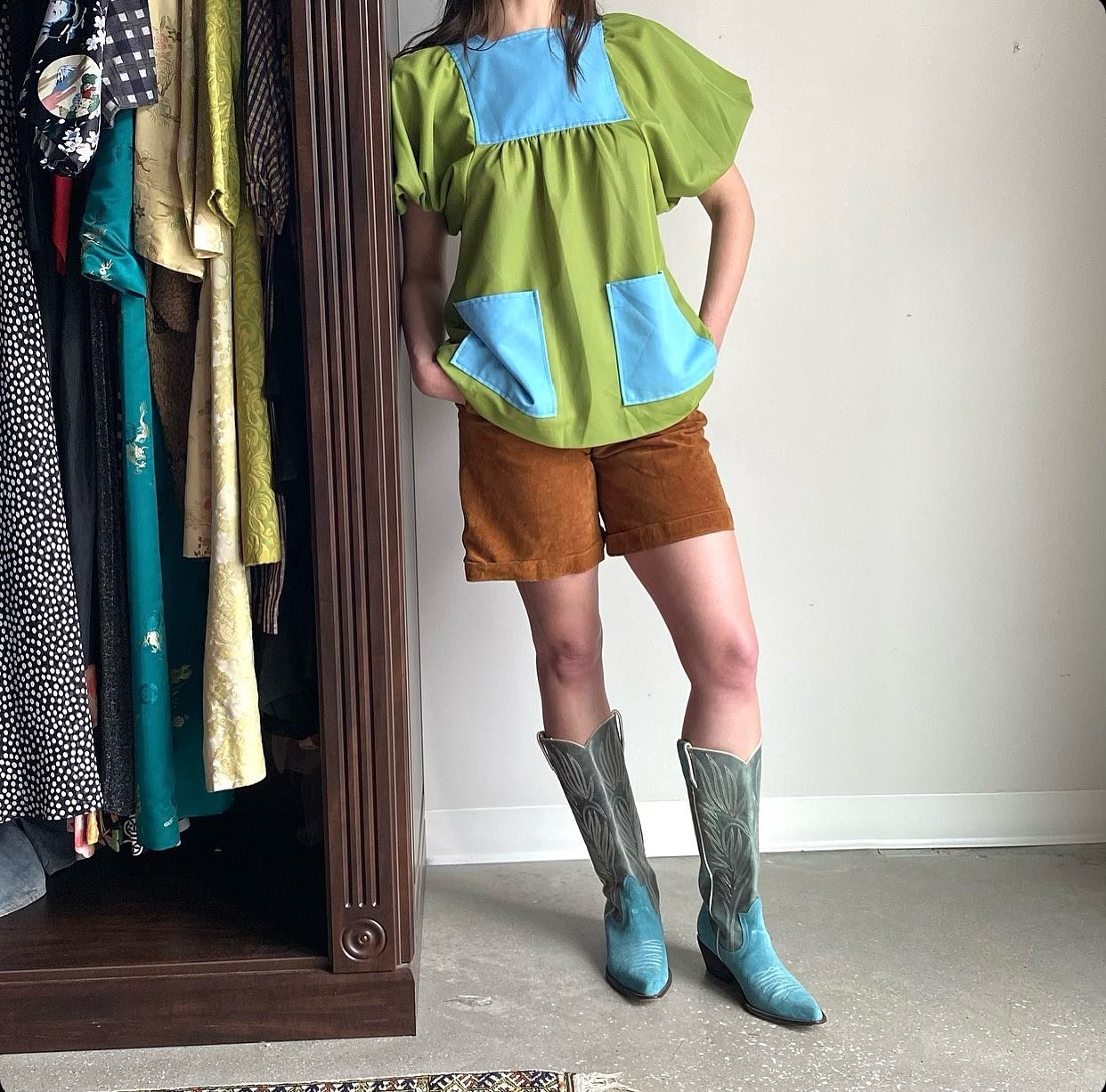 60s smock top in a sick color combo! DM if you wanna snag it before it goes online later today! 💚💙
#1960s #colorblock #mod #60sfashion #milkandice