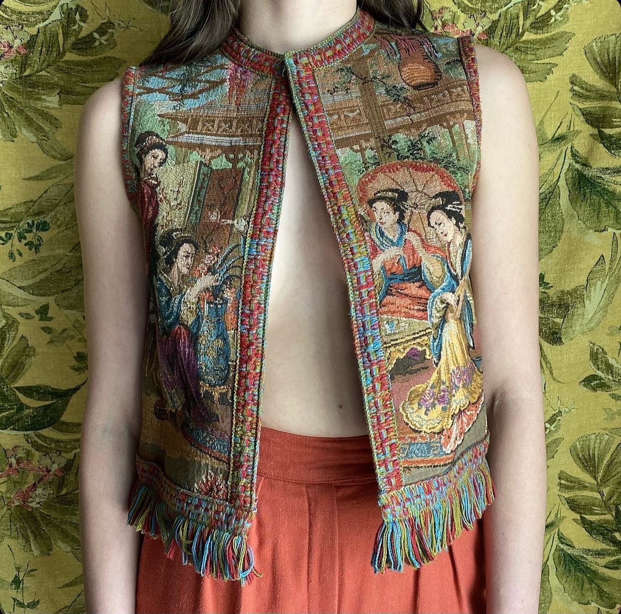 Lovely vintage tapestry vest coming to the @baltimorevintageexpo IN LESS THAN A MONTH😱
SHOP IS OPEN TODAY 12-6 &amp; WE&rsquo;RE ALSO POPPING UP AT @monumentcitybrewing 👑COME OUT, BALTIMORE!
#baltimorevintageexpo #baltimorevintage #milkandice #vint