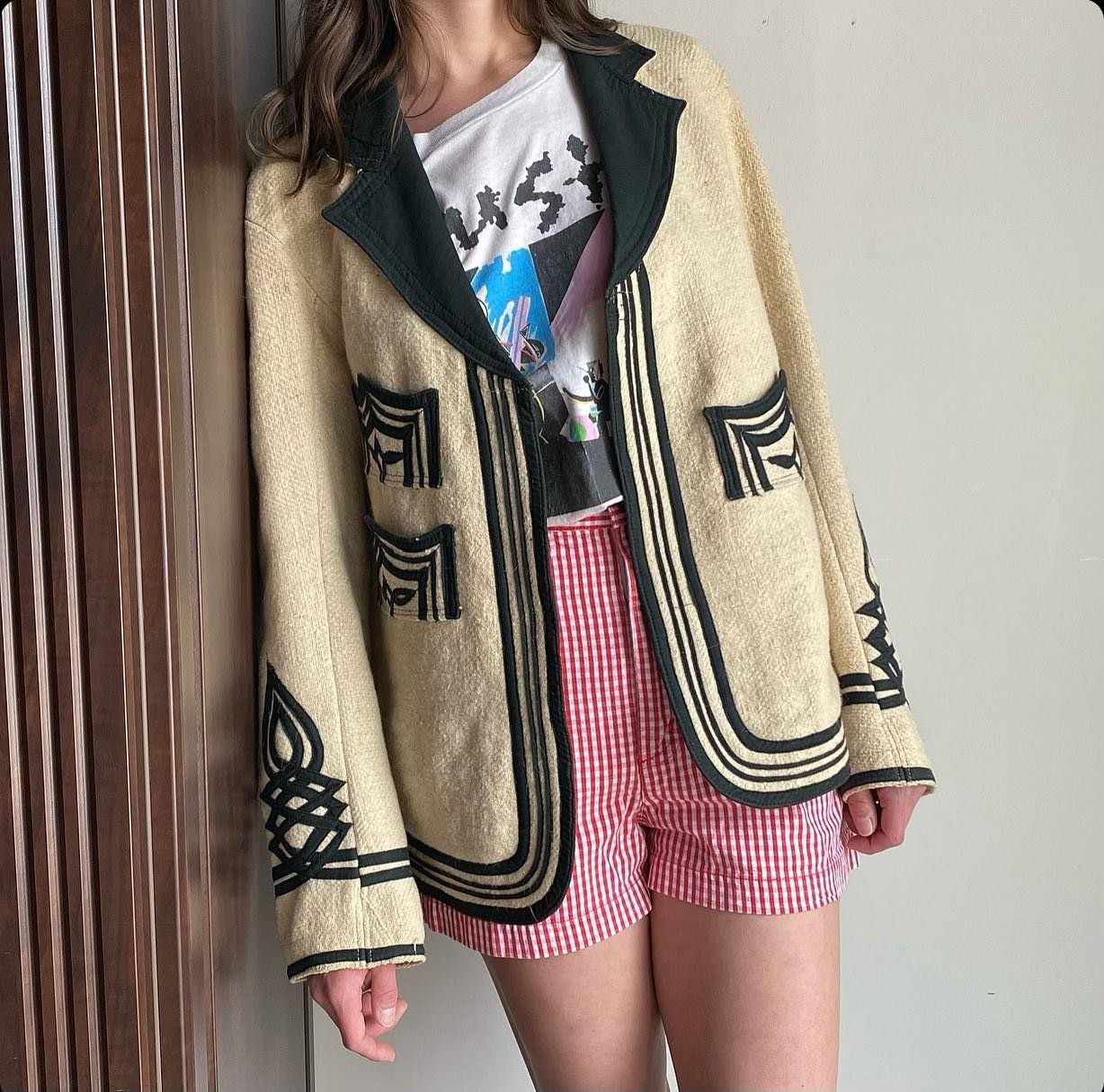 STUNNING vintage hand loomed, hand woven cream wool Guatemalan jacket 🕸️ONLINE NOW🕸️
(Rush tee &amp; gingham shorts in the shop!)
#vintageclothing #milkandice #baltimorevintageexpo