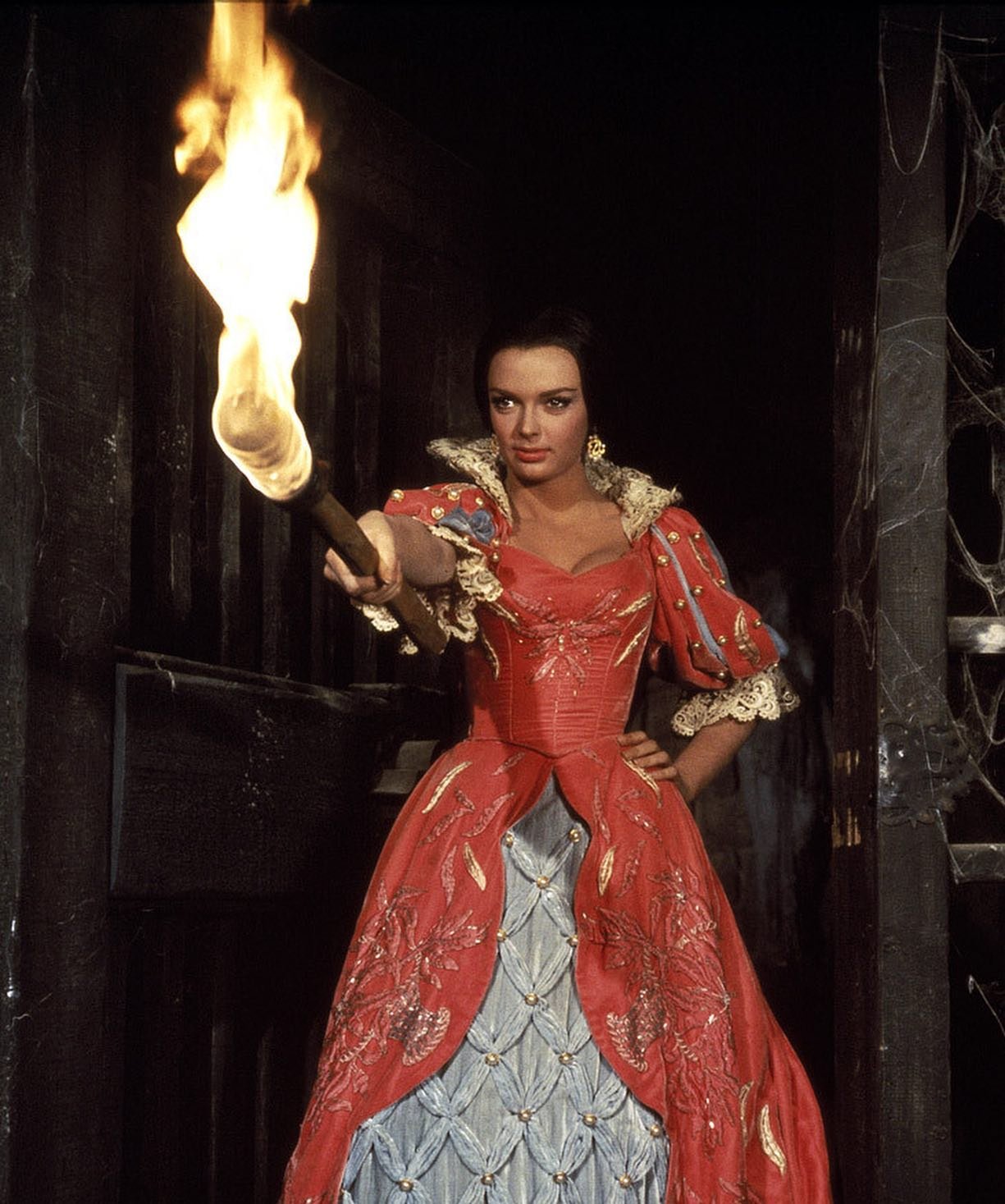 🕰️SHOP IS CLOSED MONDAYS🕰️
The Pit and the Pendulum, 1961, costume design by Marjorie Corso. Directed by Roger Corman with Barbara Steele &amp; Vincent Price 🔥🕯️🔥 nailing aesthetics long before Pinterest boards &amp; Tumblr😉
#costumedesign #vin