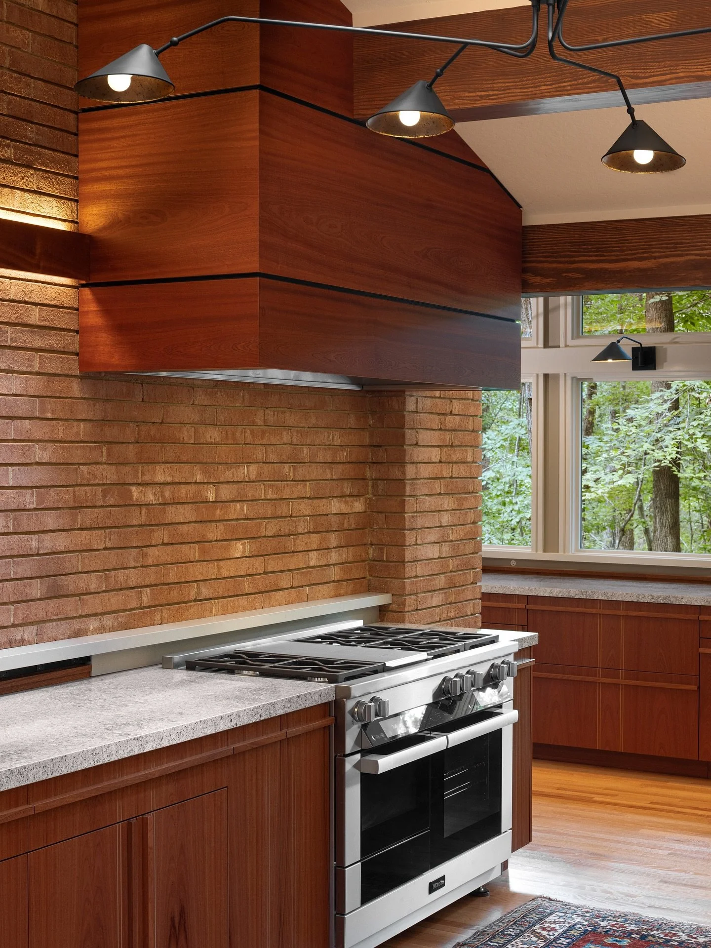 Another spectacular mid-century modern addition/remodel that fully integrates the style of the original architect with the fresh perspective of @ellencassillyarchitects and brings current technology into the design and functionality of the home.

Arc