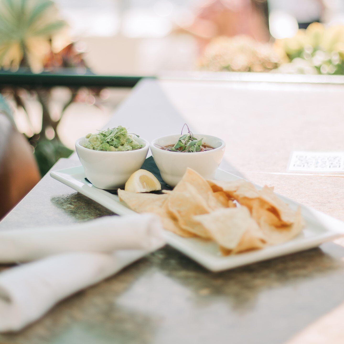 You know the meal is going to be top notch when it starts with our house-made guac + salsa. 🥑