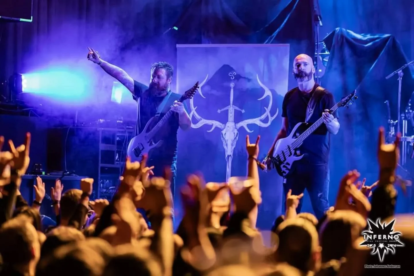 Clan! ⚔️ We're back! 🇷🇴 This Friday, we're returning to @clubquantic in Bucharest for @metalgatesfestival 🔥 Who's joining us?

📸 Johannes Andersen / @infernofestivalnorway

#saor #caledonianmetal #atmosphericblackmetal #blackmetal #celticmetal #f