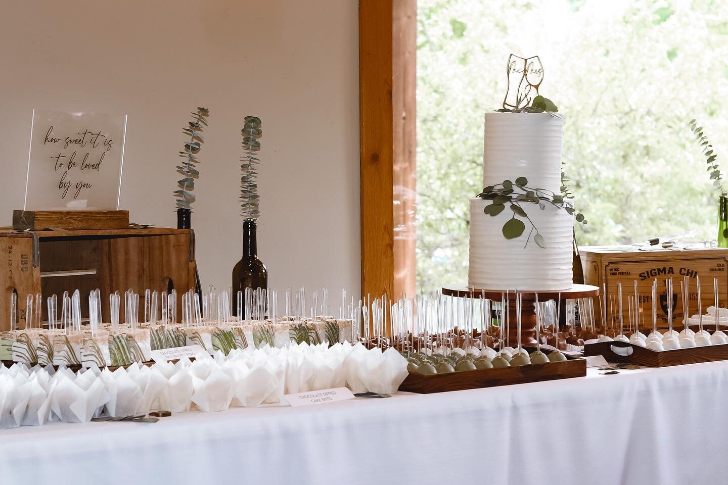 My first wedding at @drinkfwb did not disappoint. 

Dessert spread consisted of 375 finger desserts including cake pops, chocolate dipped cake bites, chocolate dipped Rice Krispies treats, chocolate covered pretzels, and chocolate dipped brownie pops