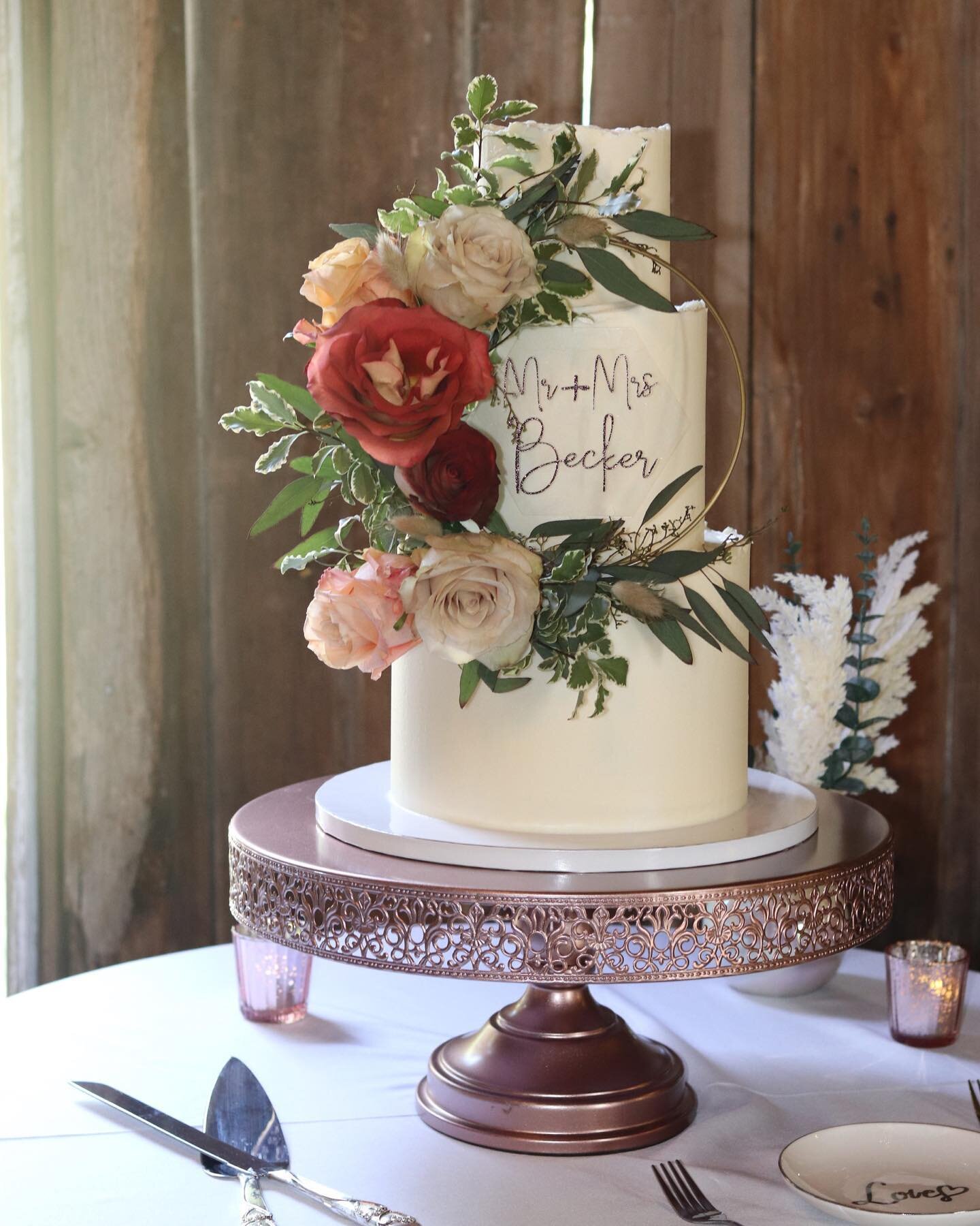 I just love a Michigan barn wedding 🌾
&bull;
This 3 tier filled with chocolate cake + chocolate ganache accompanied a 4 flavor cupcake spread 🧁 
&bull;
Handmade floral ring and custom topper done by me! 🤍