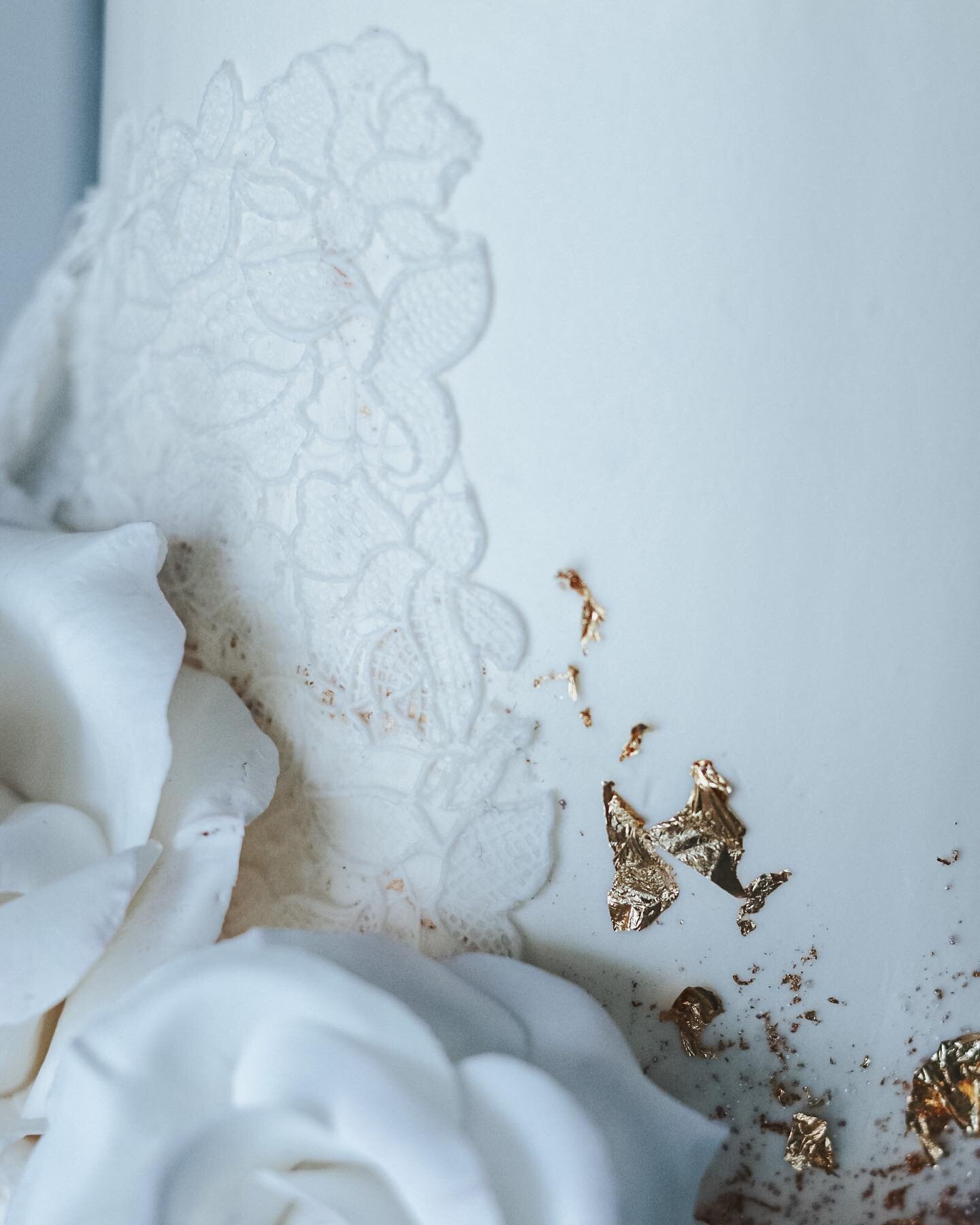 Edible sugar lace + sugar flowers is such a vibe. 🕊 Lace was custom made to match the brides dress! Done by yours truly!! 💁🏼&zwj;♀️
&bull;
&bull;

#cake #spring #summer #weddinginspiration #weddinginspo #birthdaycake #birthdaycakeinspo  #rusticcak