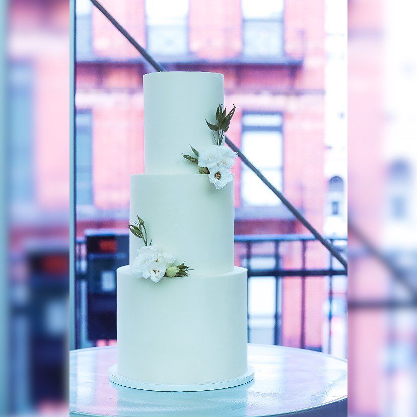 When Lauren asked me to design her and Devin&rsquo;s wedding cake I was so honored. 🤍 Her style is off the charts, so I was so pumped to bring her vision to life! 

This classic 3-tier sat so pretty at the top of the Wyndham Hotel in Detroit with th