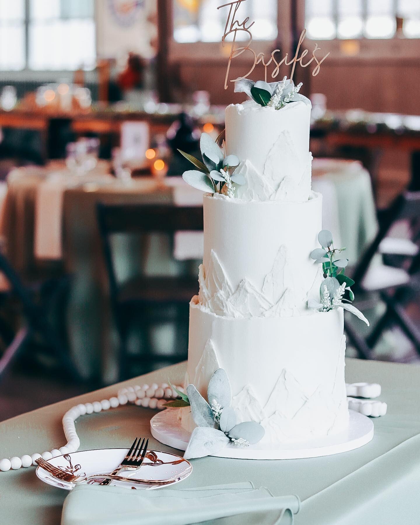 Classic winter white with a touch of the mountains 🤍🗻

#cake #spring #weddinginspiration #weddinginspo #birthdaycake #birthdaycakeinspo  #rusticcake #weddingcake #weddingcakes #weddingcakeinspiration #detroit #michiganwedding #puremichigan #migreat