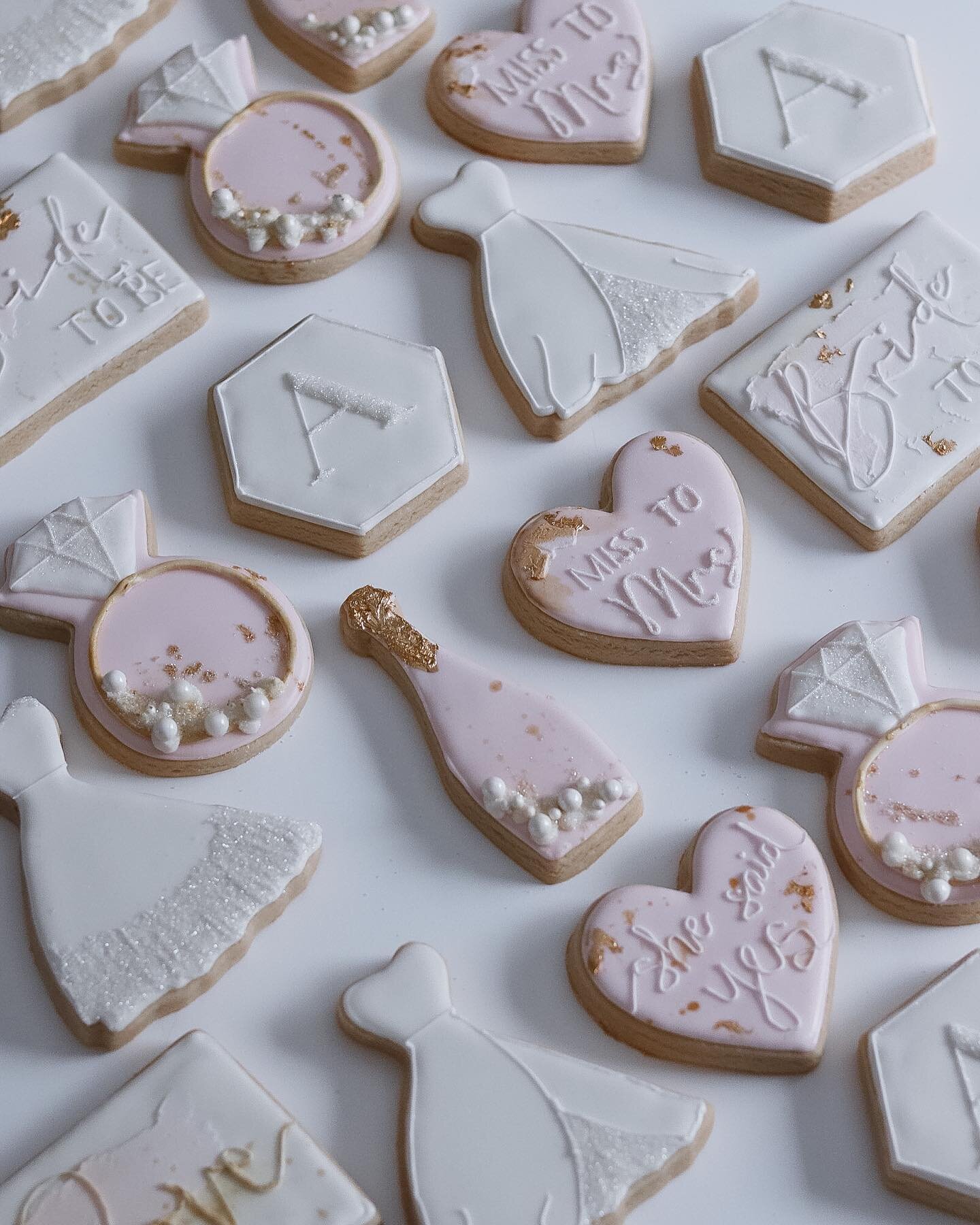 b r i d e 🤍 t o 🤍 b e

#weddinginspiration #weddingshower #bridalshower #bridalshowercookies #bridalshowerinspiration #michiganweddings #blushandgold #customcookies #sugarcookies #decoratedcookies