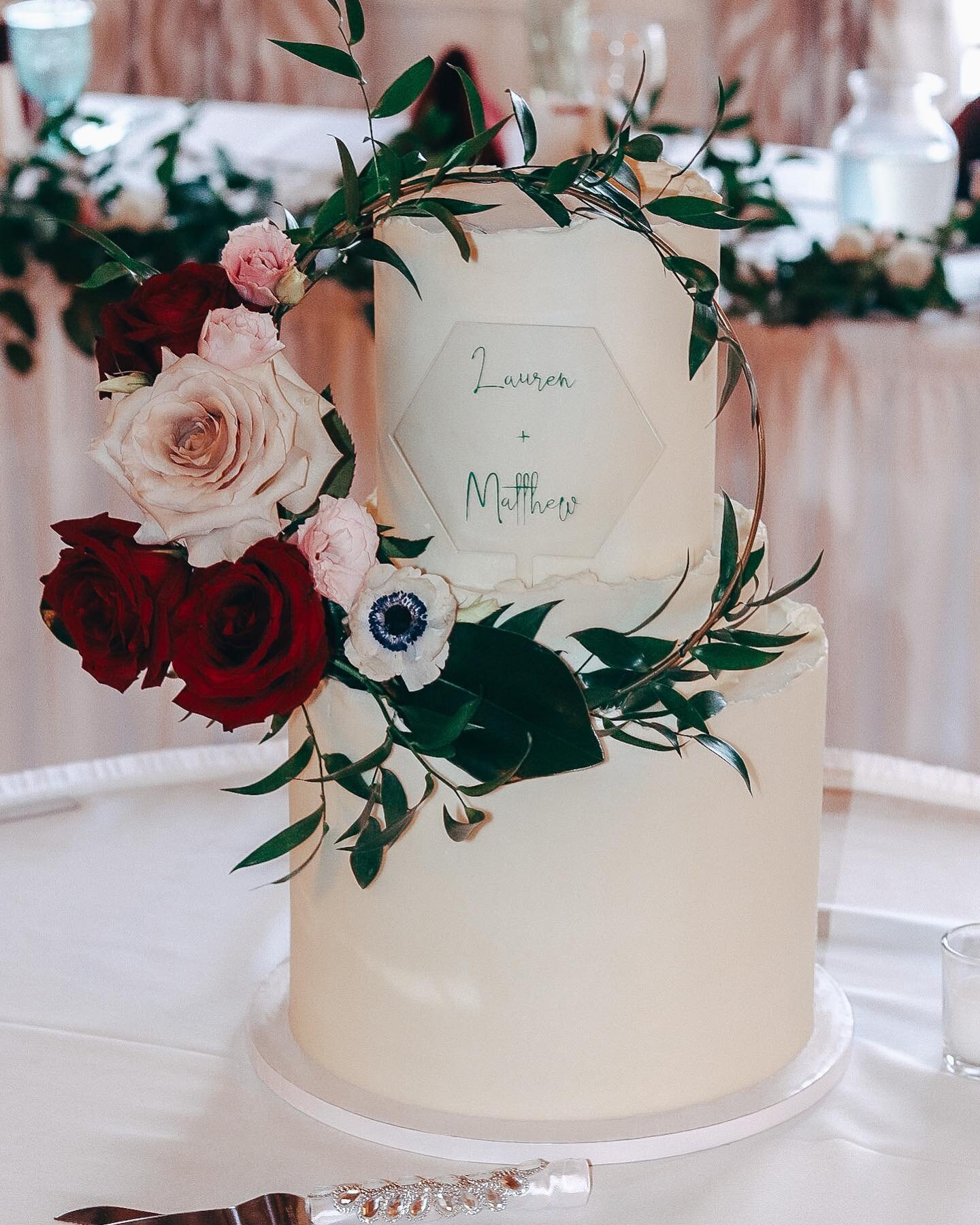 Dreamy handmade floral ring + topper 🥀 for Lauren &amp; Matthew

This was one of the most beautiful wedding setups 🗣️ shoutout to Heather at @hsrgraphics 🗣️ - such an intimate ceremony but so much character and style. Loved being apart of this one