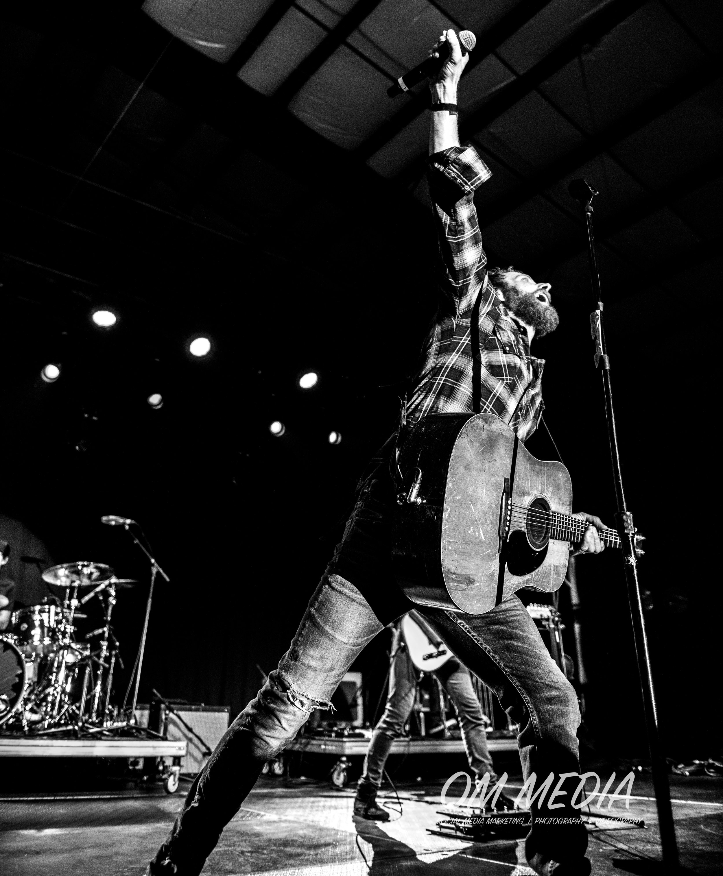 Dierks Bentley fist pumping the microphone