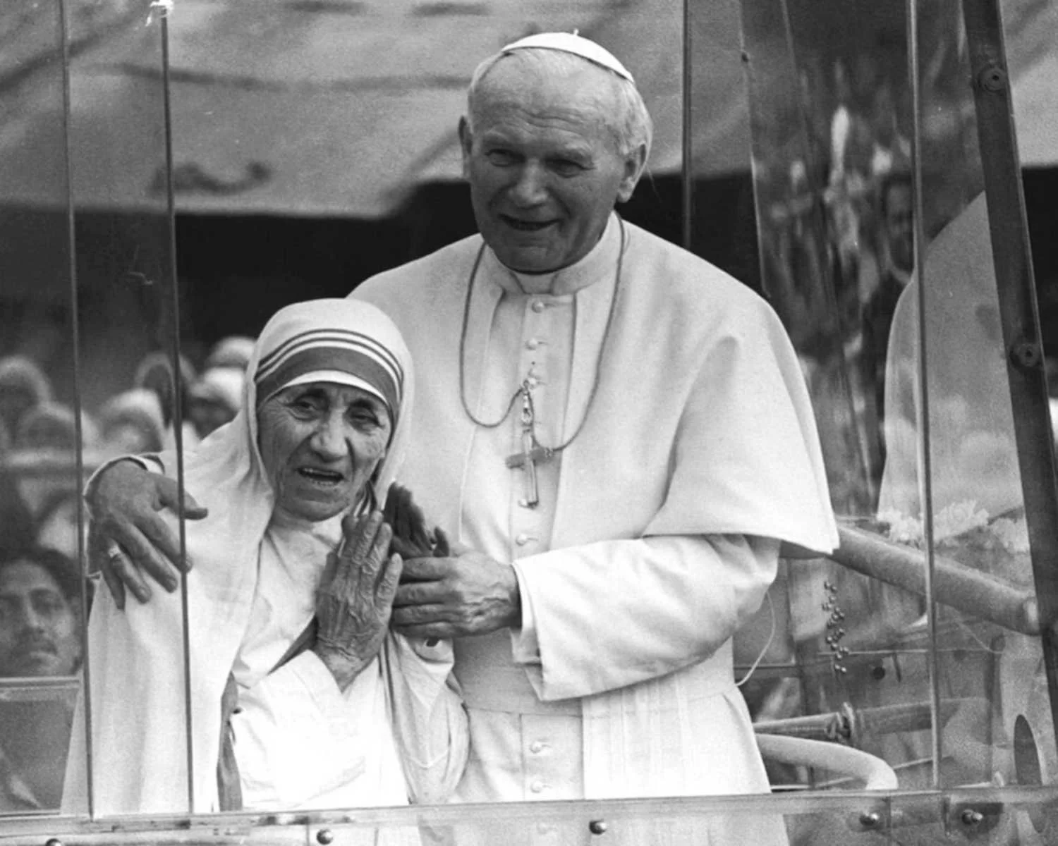 Black-and-white picture of Mother Teresa of Calcutta and Pope John Paul II in the pope mobile