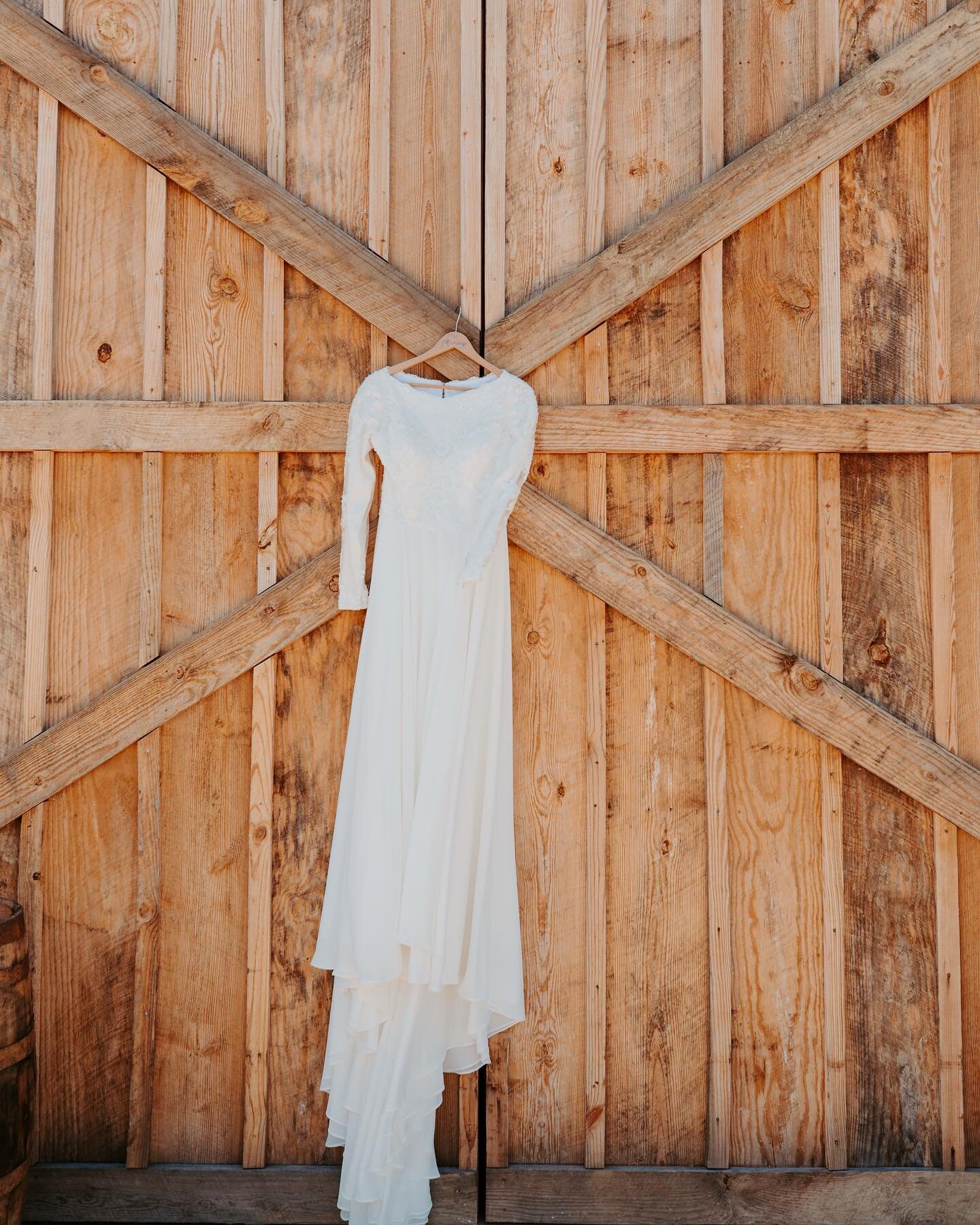 Elegance in every stitch. 

#tennessee #tennesseephotographer #tennesseephotography #wedding #weddingphotography #weddingphotographer #weddingdress #easttennessee #knox #knoxville #photo #photography #photographer