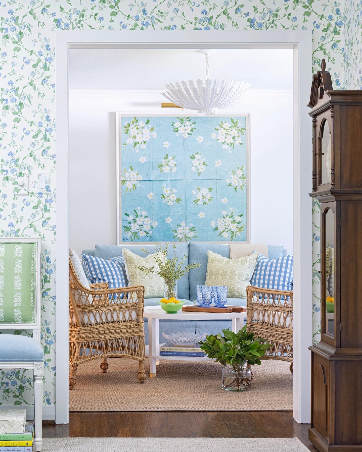 The most charming sitting room in a 1950s ranch-style home ✨✨
.​​​​​​​​
.​​​​​​​​
#interiordesign #houstoninteriordesign #sittingroom #design #homedecor #interiorstyling #southerncharm