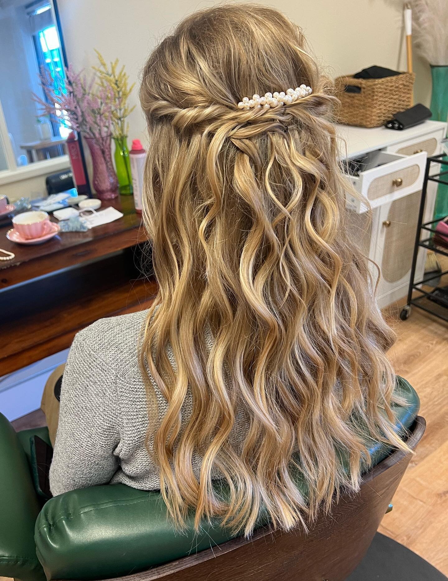 In a wedding trial for hair, I like to throw in a few different versions of the look with pictures so you can look at them and think about what you like or didn't like. This also helps get rid of some nerves so you can stay calm day of. 🤗
Which one 