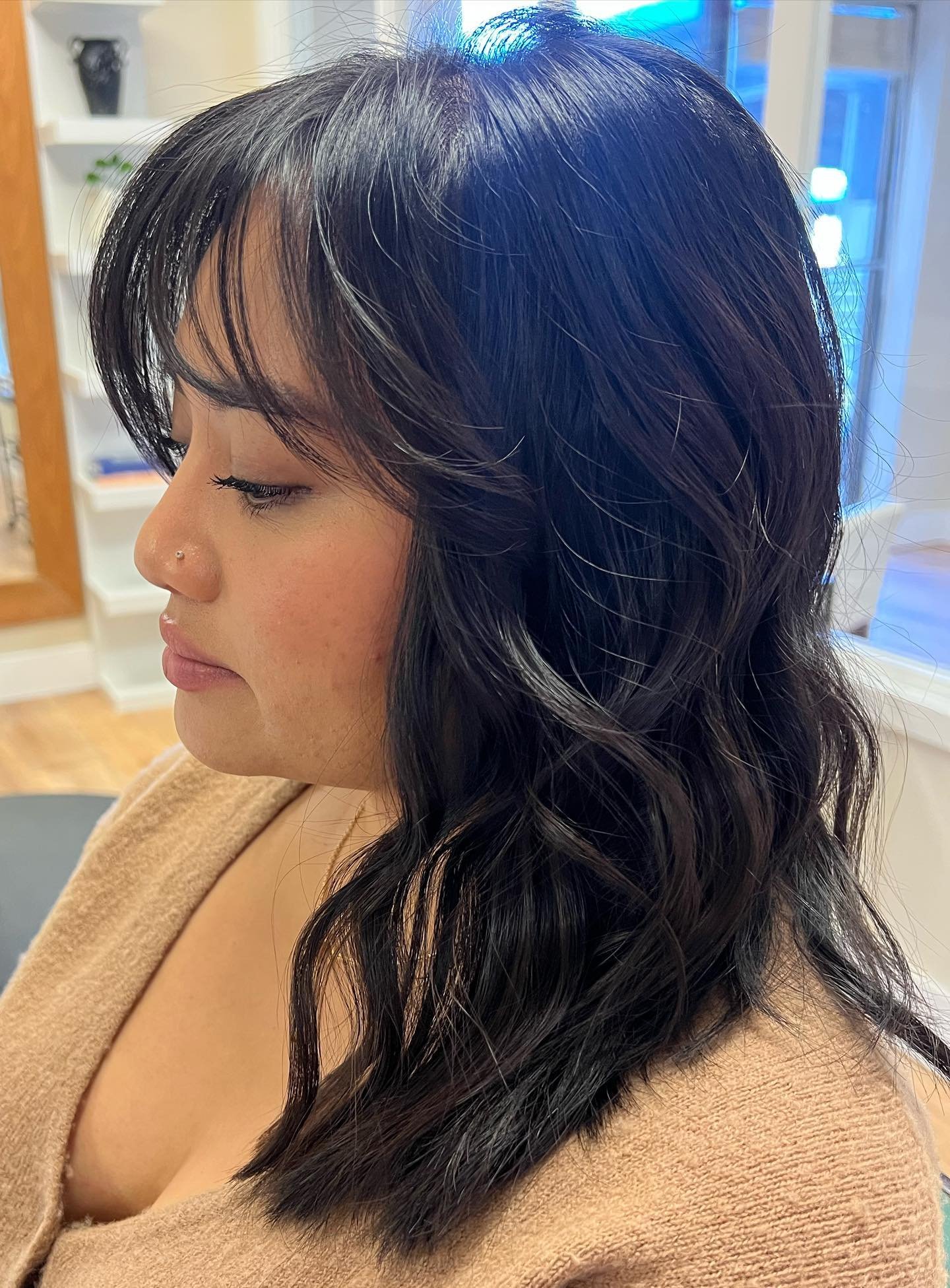 Embrace the effortless elegance of Seattle style with this before and after reveal. ✂️💁&zwj;♀️ #EffortlesslyChic #SeattleHairJourney
#SeattleHair
#SeattleHaircut
#SeattleHairstylist
#SeattleSalon
#SeattleBeauty
#SeattleHairGoals
#SeattleGirlsHair
#S