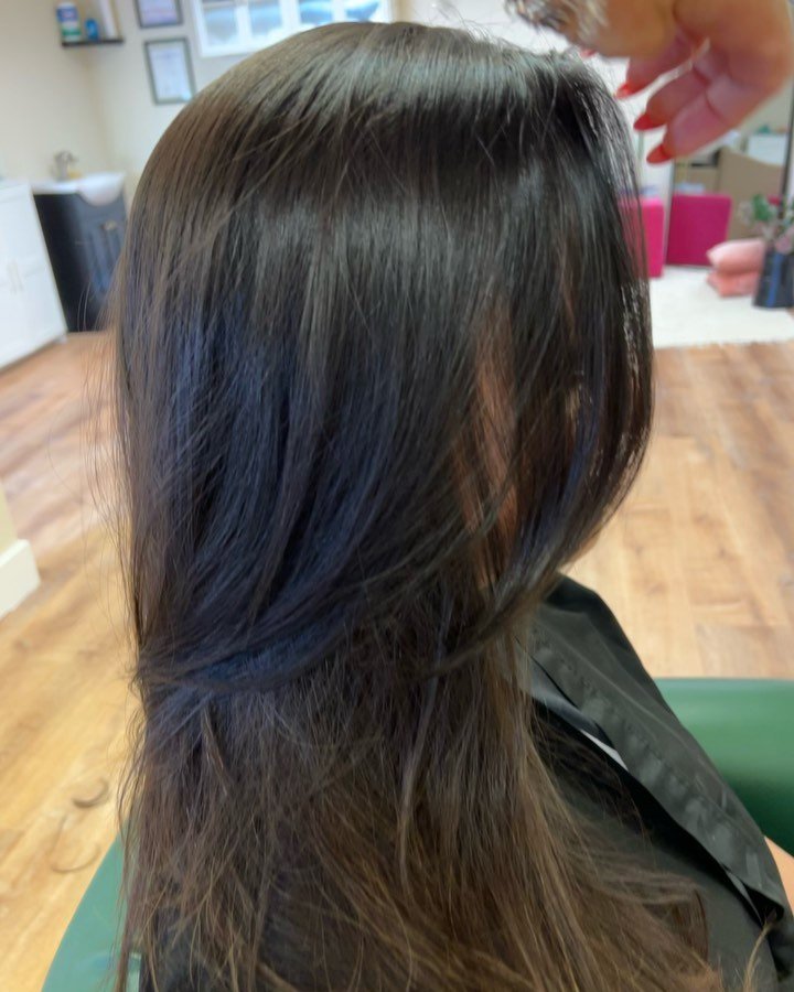 Who doesn't love an effortless layers and beautiful shiny hair? 🥰 Come get your haircut as soon as TOMORROW! 💇🏻&zwj;♀️