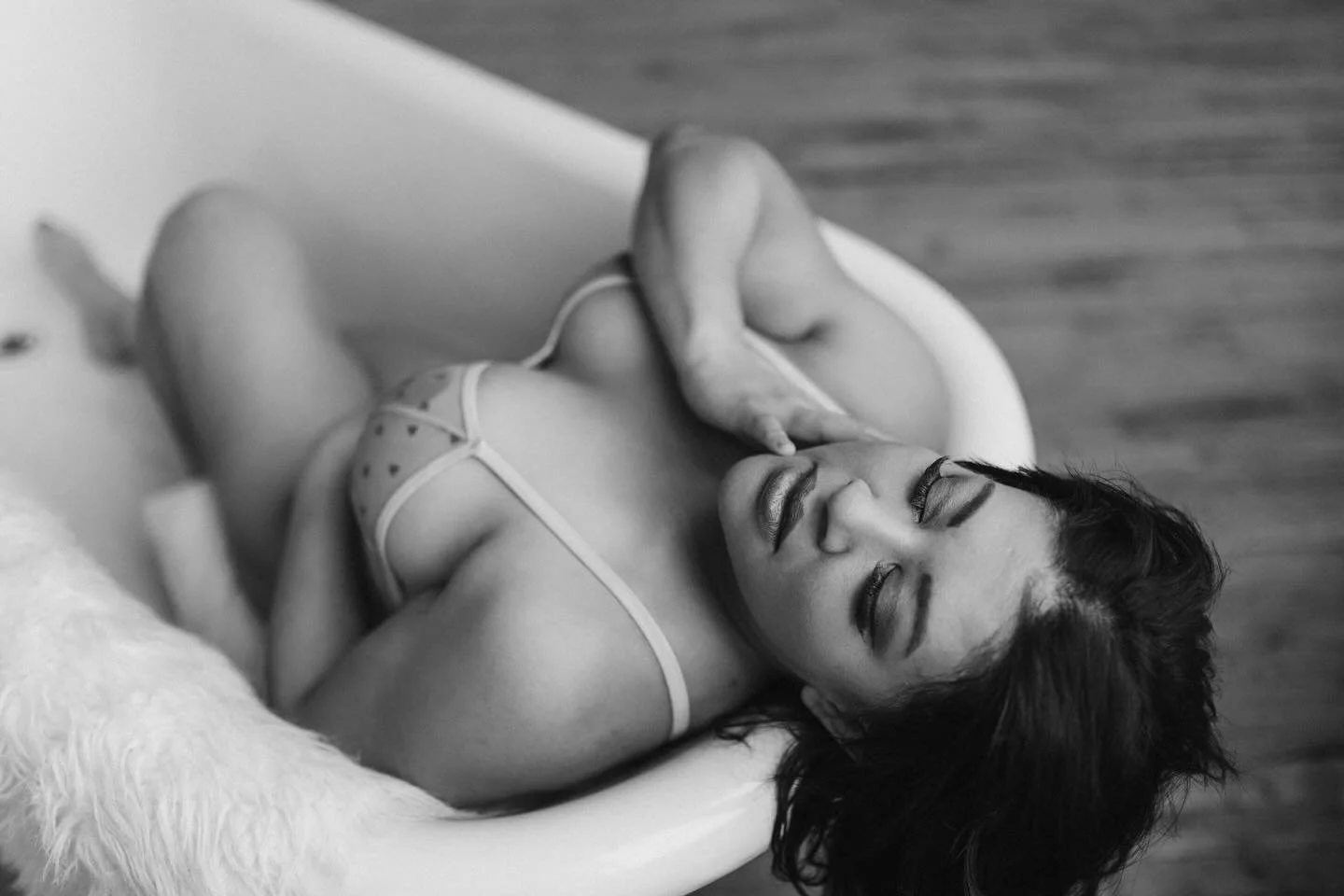 Come spend a little time with me in the studio and leave feeling confident, empowered, and freakin&rsquo; radiant. 🙌✨

www.boudoirbypaigegabert.com