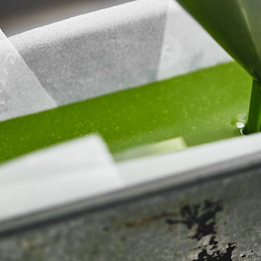 鎧塚氏の生み出すスイーツは、素材を突き詰める哲学です。今回のテーマは究極✨ともいうべき抹茶。素材の味わいを生かすべく、引き算によって極限までシンプルなレシピで「至高の抹茶テリーヌ」が生まれました！

上級抹茶ならではの、冴えた緑が美しい色を放つテリーヌ。仕上がった瞬間に急速冷凍し、その味わいと色を保ったまま、お届けします！

#foodie #sweet #foodart #chef #dessert #matcha #tea #teatime #抹茶 #抹茶スイーツ #抹茶セット #抹茶好きな