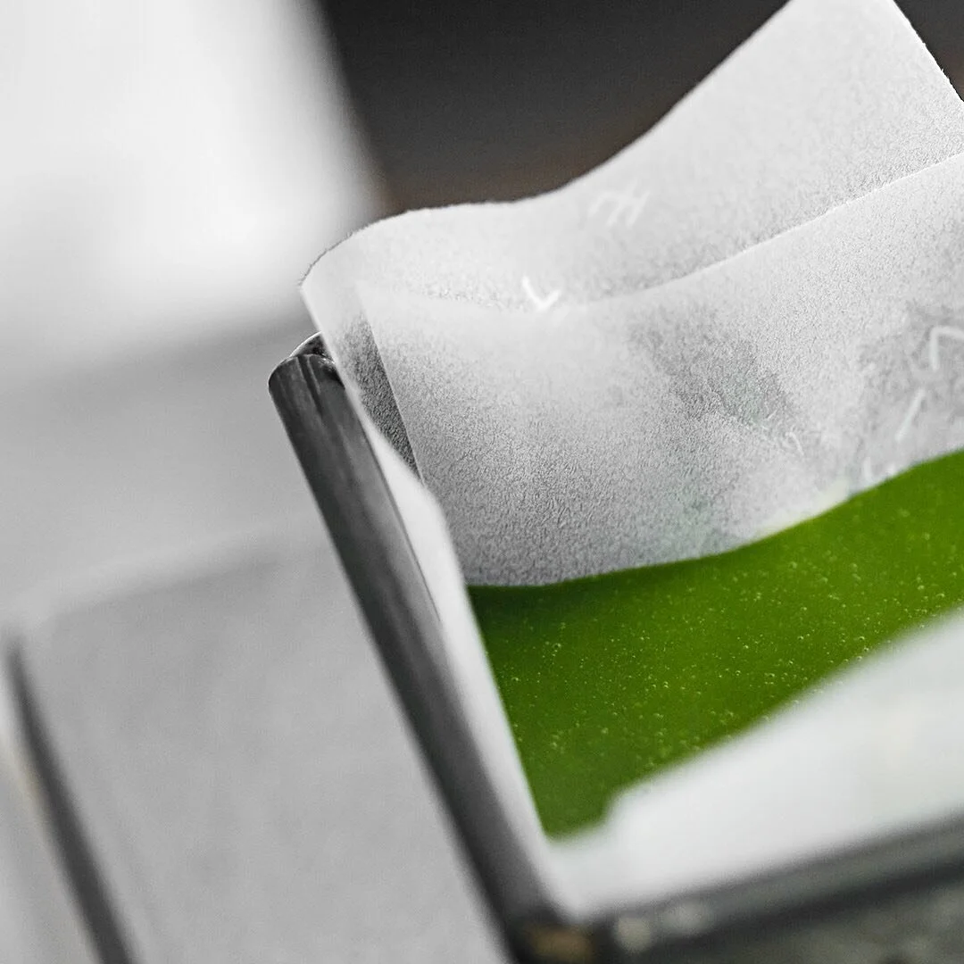 鎧塚氏の生み出すスイーツは、素材を突き詰める哲学です。今回のテーマは究極✨ともいうべき抹茶。素材の味わいを生かすべく、引き算によって極限までシンプルなレシピで「至高の抹茶テリーヌ」が生まれました！

上級抹茶ならではの、冴えた緑が美しい色を放つテリーヌ。仕上がった瞬間に急速冷凍し、その味わいと色を保ったまま、お届けします！

#foodie #sweet #foodart #chef #dessert #matcha #tea #teatime #抹茶 #抹茶スイーツ #抹茶セット #抹茶好きな