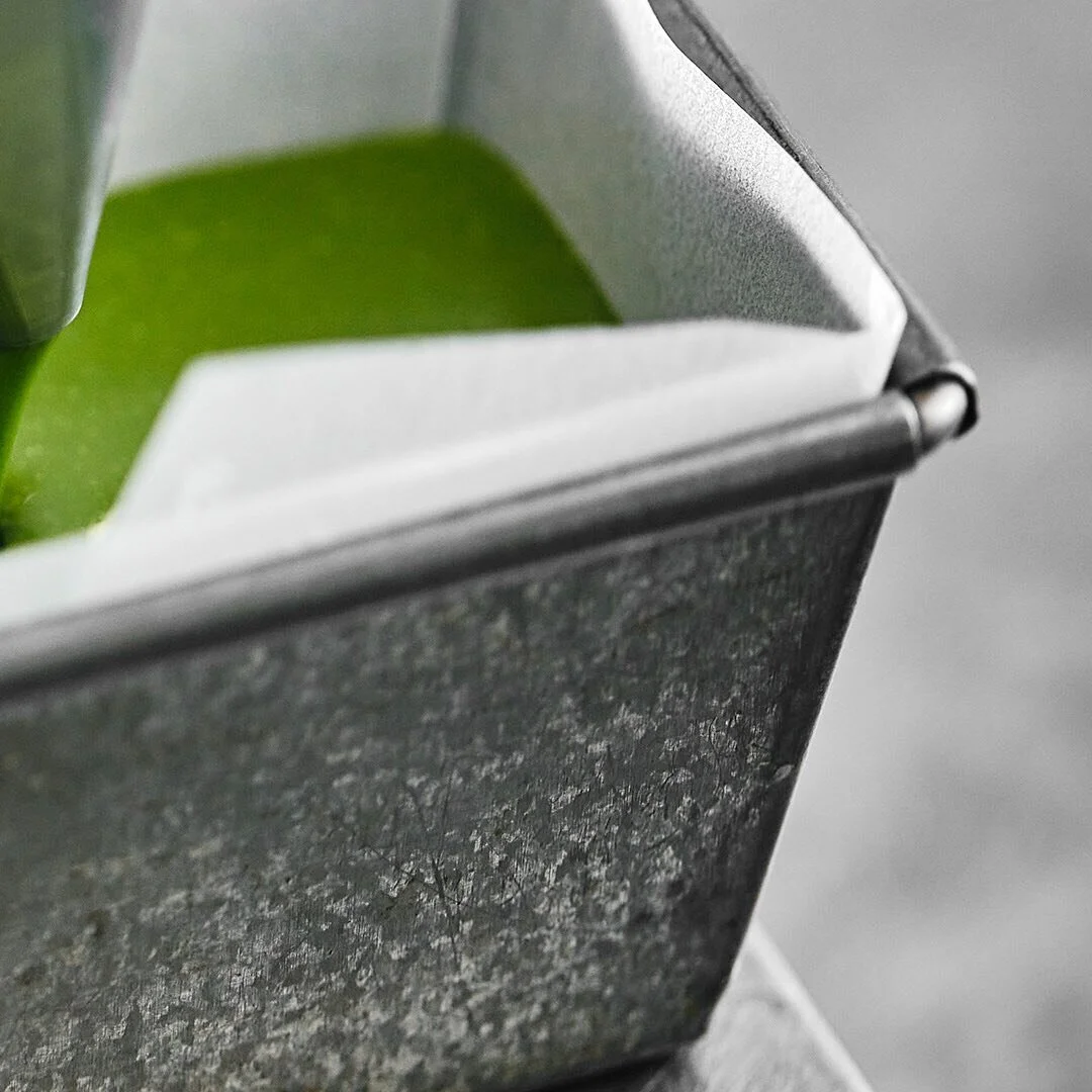 鎧塚氏の生み出すスイーツは、素材を突き詰める哲学です。今回のテーマは究極✨ともいうべき抹茶。素材の味わいを生かすべく、引き算によって極限までシンプルなレシピで「至高の抹茶テリーヌ」が生まれました！

上級抹茶ならではの、冴えた緑が美しい色を放つテリーヌ。仕上がった瞬間に急速冷凍し、その味わいと色を保ったまま、お届けします！

#foodie #sweet #foodart #chef #dessert #matcha #tea #teatime #抹茶 #抹茶スイーツ #抹茶セット #抹茶好きな