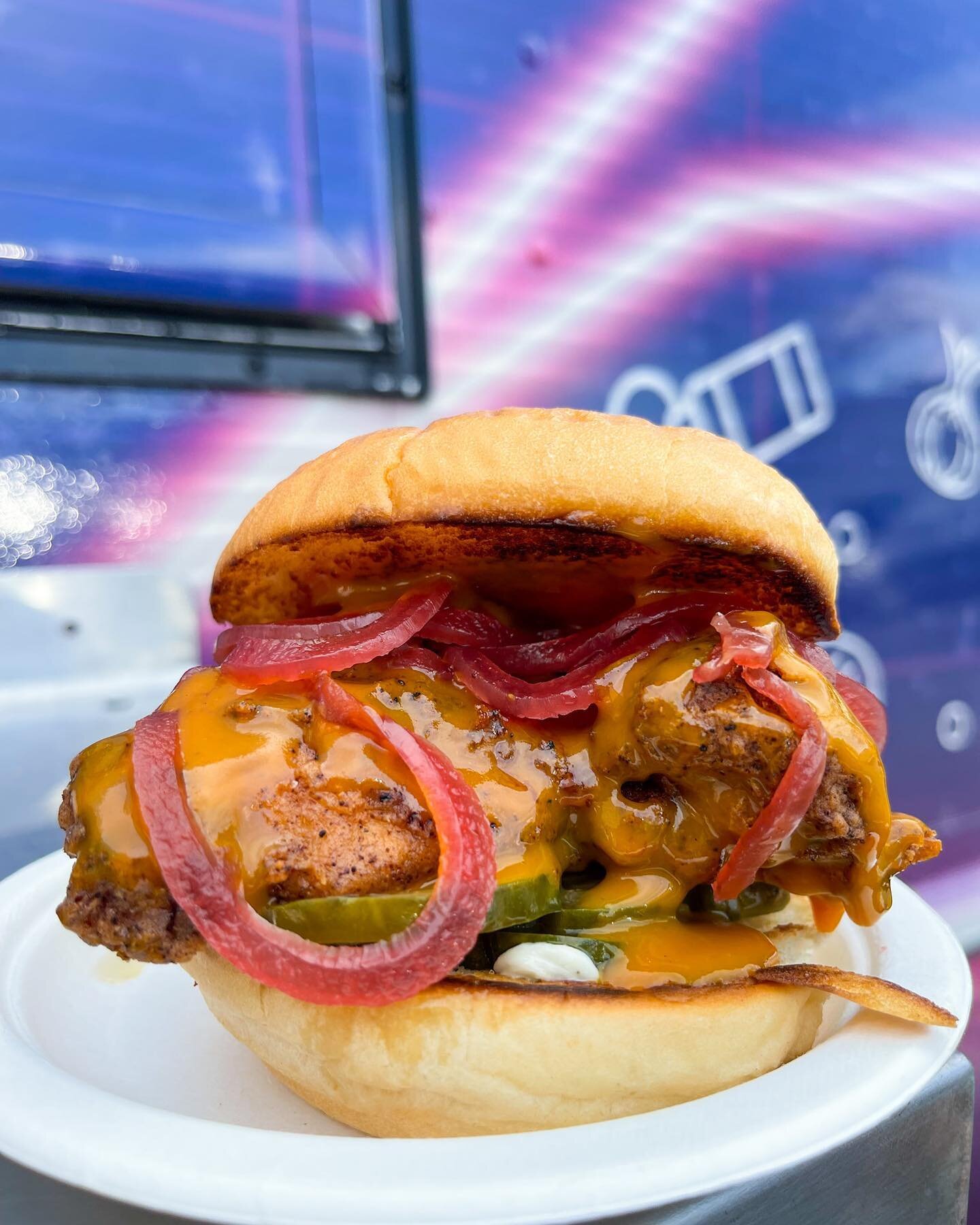 4:20 𝑺𝑷𝑬𝑪𝑰𝑨𝑳 😮‍💨: The Leftwich Crispy fried chicken thigh, ‘Gold Fever’, spicy mayo, ‘Sweet Fury Pickles’, pickled onions -“It ain’t right, it’s LEFT” Startin TODAY off at @kipmaryland (