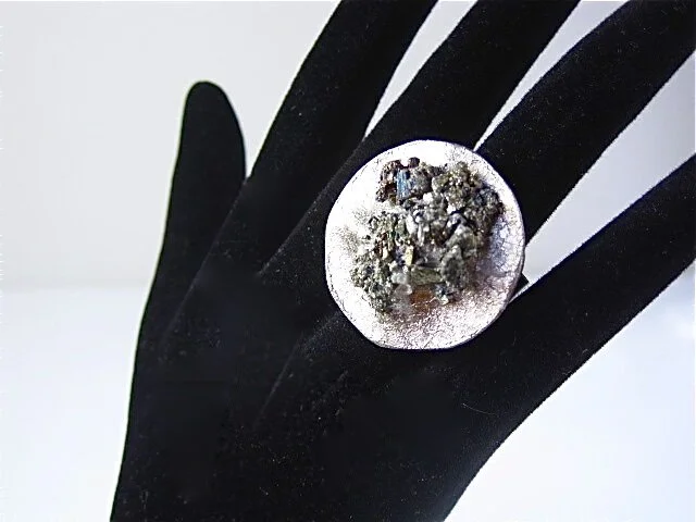 Large unisex hammered silver disk ring with Pyrite and Herkimer chips