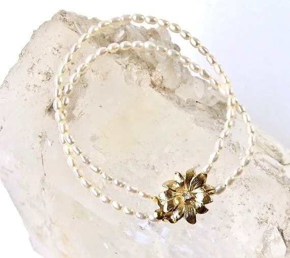Classic, delicate and feminine pearl bracelet with vintage gold and diamond clasp