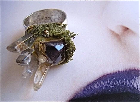 Rock Garden to wear, mystical jewelry ring with moss and Amethyst