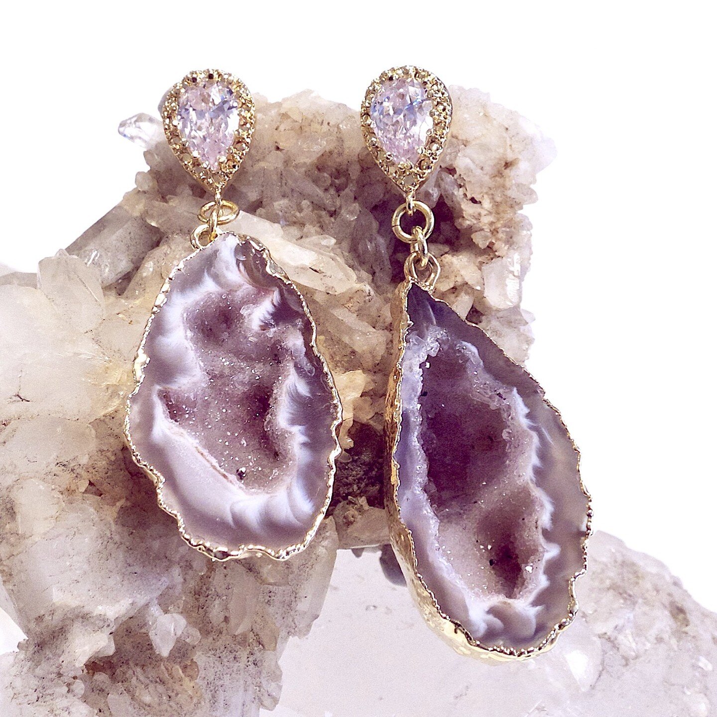 The MINERAL Apothecary
(cure-alls for your emotional ailments)

💎💎💎💎💎💎💎💎💎💎💎💎💎
GEODES: Feeling nervous? Have a big interview or presentation coming up? Unleash that inner confidence and courage with the warrior stone, Agate GEODE. Skip th