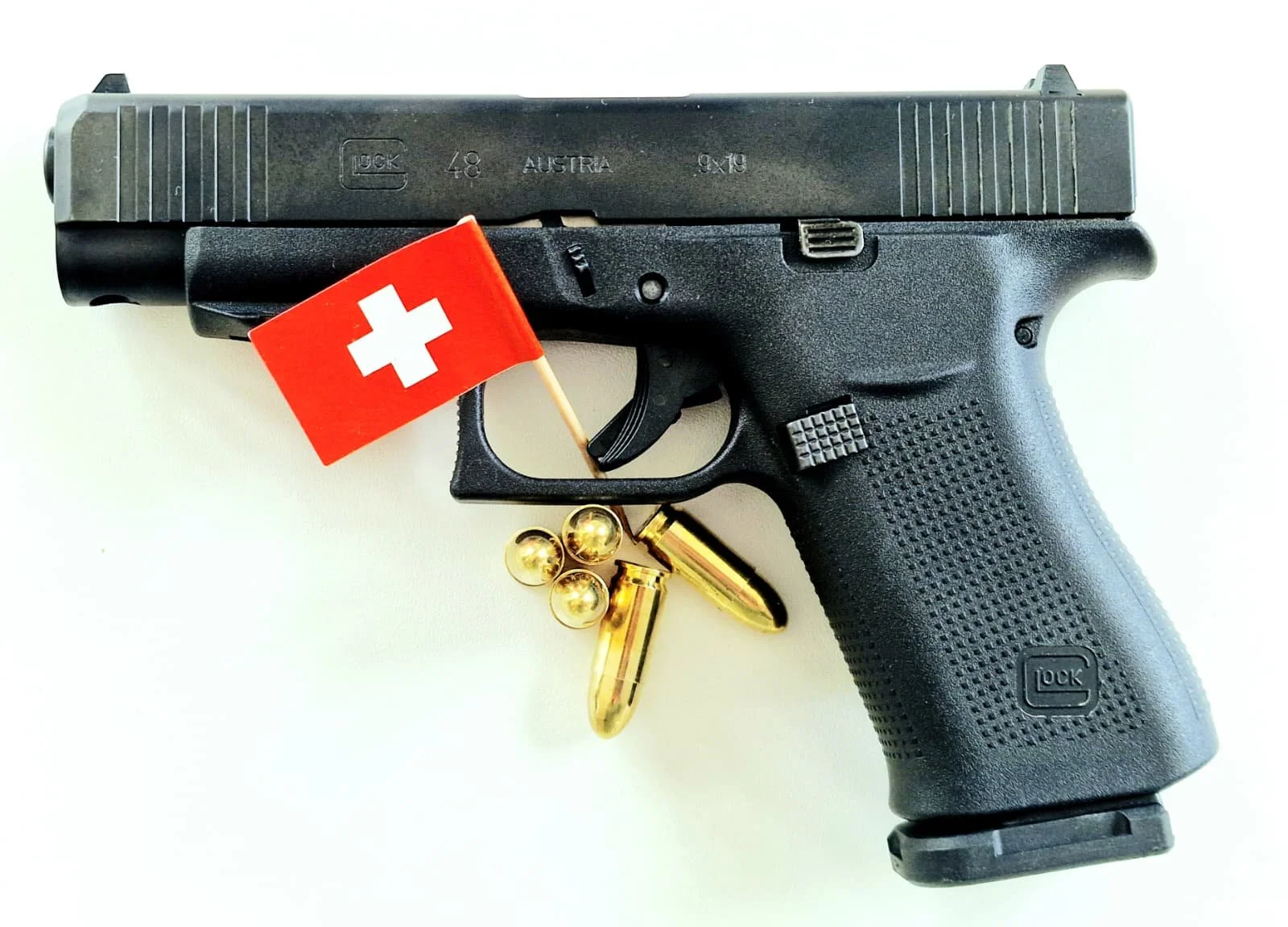 Glock Pistole im Kaliber 9mm mit Schweizer Fahne