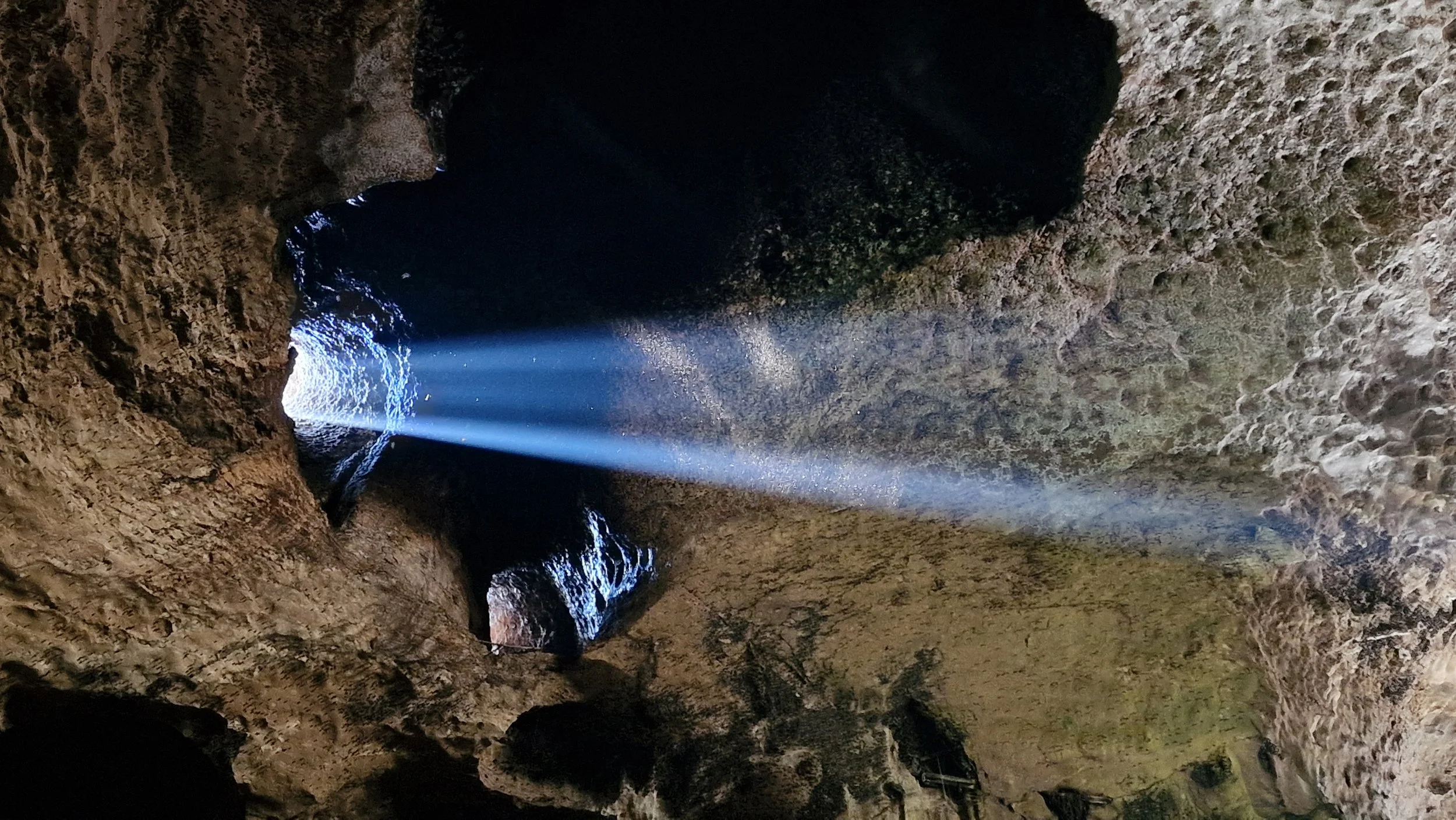 Sonnenstrahlen im Inneren der Gomatong-Höhle in Sabah, Borneo, Malaysia