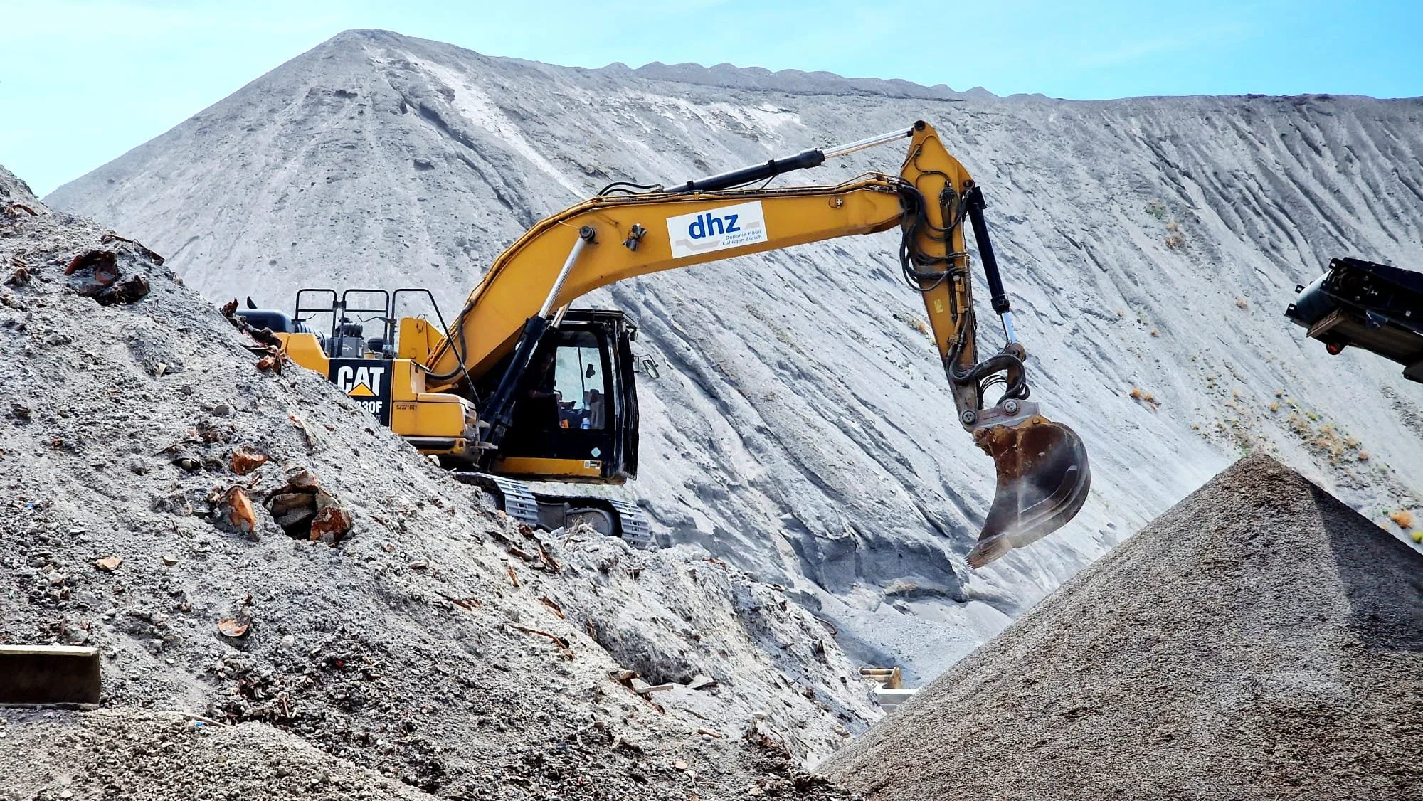 DHZ AG Lufingen Schlacke Urban Mining Bagger