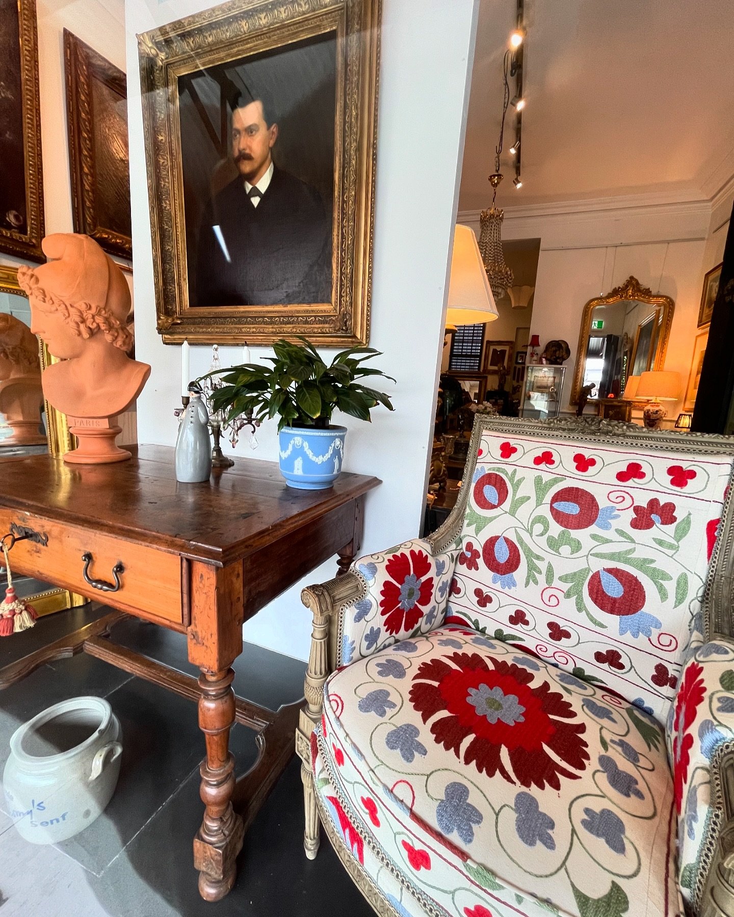 New 👁️spy window. #eyespycollective #sydneyantiques #glebe #antiquessydney #antiquefrench #antiqueportrait