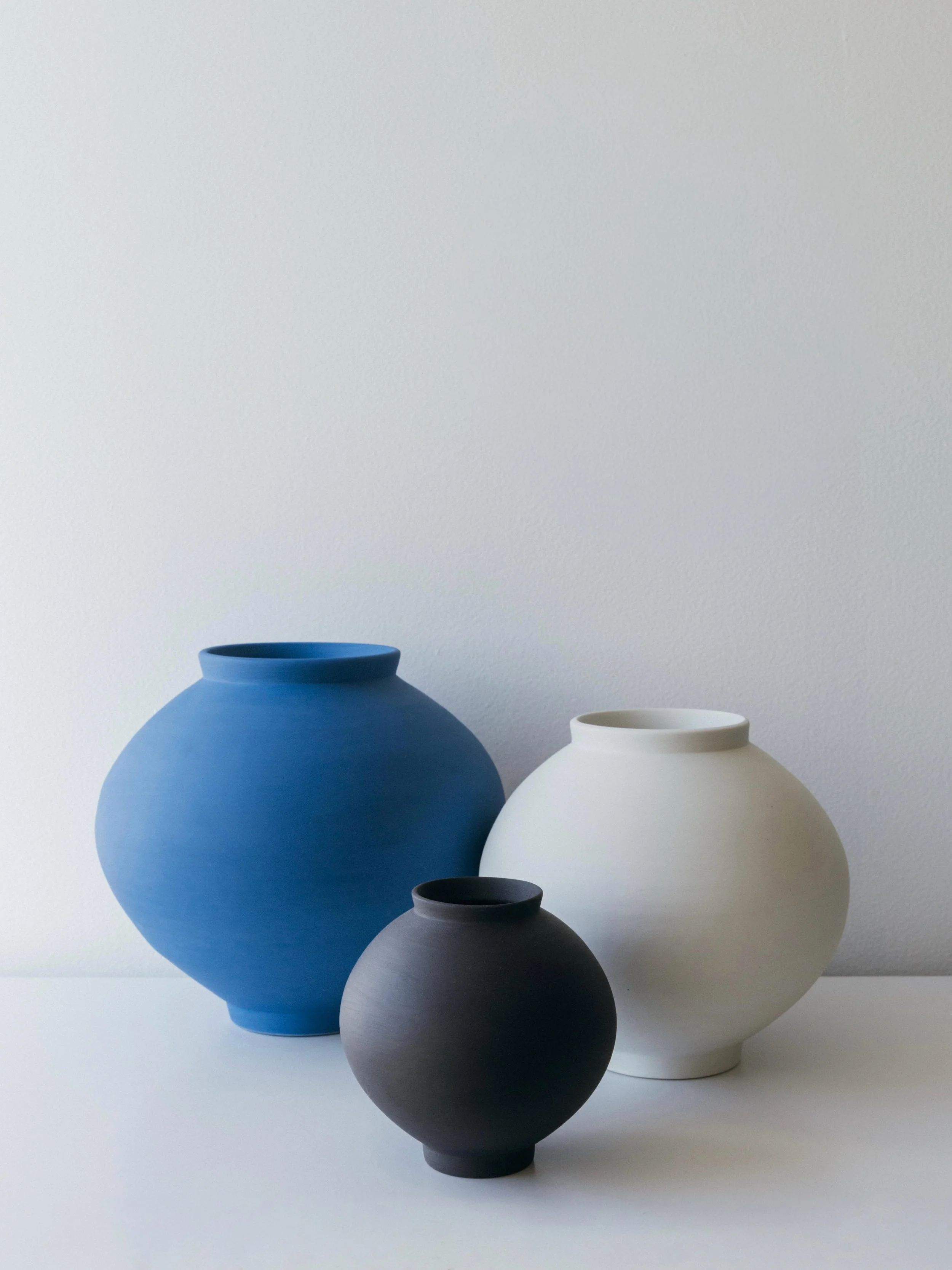 Three moons, carried to Paris.

Honored to share that @yoonlab will be part of @1000vases during Paris Design Week this September.

Three handcrafted Black, White, and Blue Moon Jars forming a triptych. Each is a contemporary reinterpretation of the 