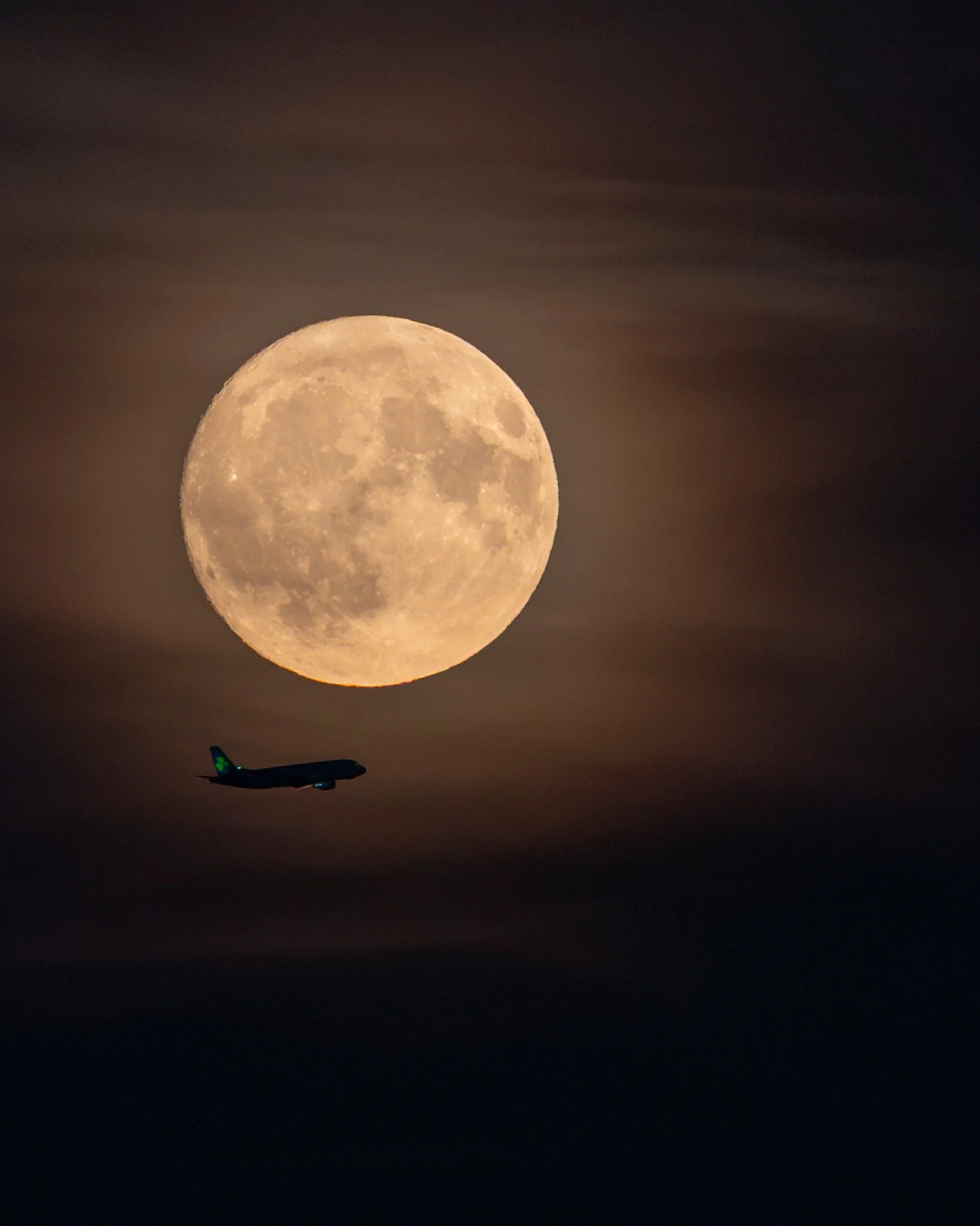 📸
Full moon this evening with EI587 on approach to DUB 🛬
.
.
.
.
 #aerlingus #moonmagic #fullmoon #dublinairport #dub